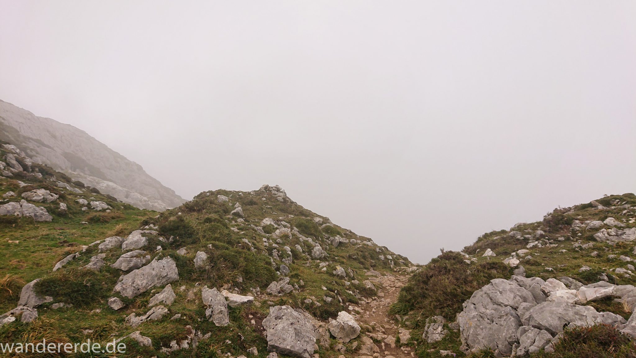 Wanderung Vega de Ario Picos de Europa Spanien, dichte Wolken, Bergregion in Nordspanien, Wandern, grüne Wiesen