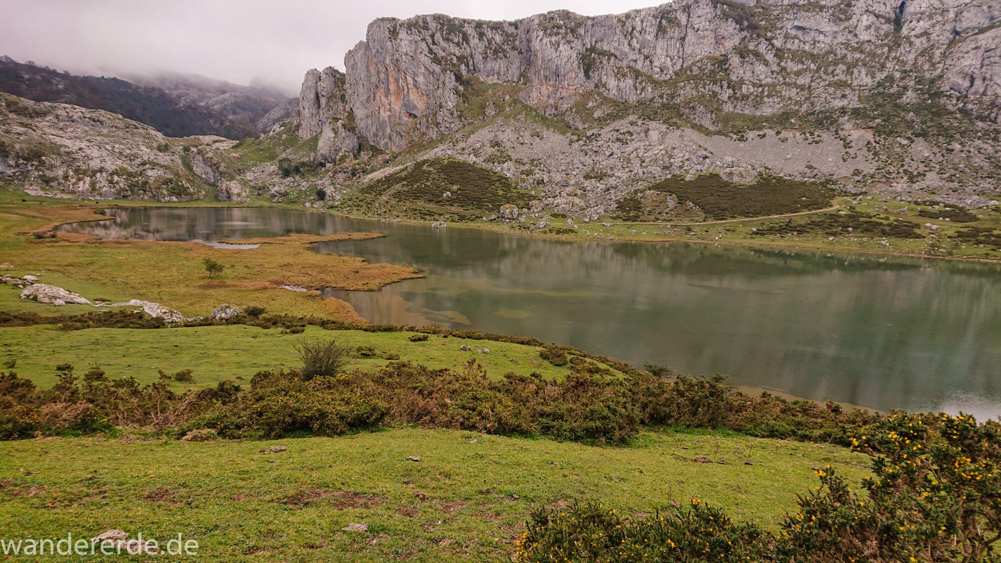 Wanderung Vega de Ario Picos de Europa Spanien, Start und Ende des Wanderwegs zum Refugio de Ario beim Lago Ercina, Berge, Wolkenfelder, grüne Wiesen und Büsche, tolle Atmosphäre, schöner See