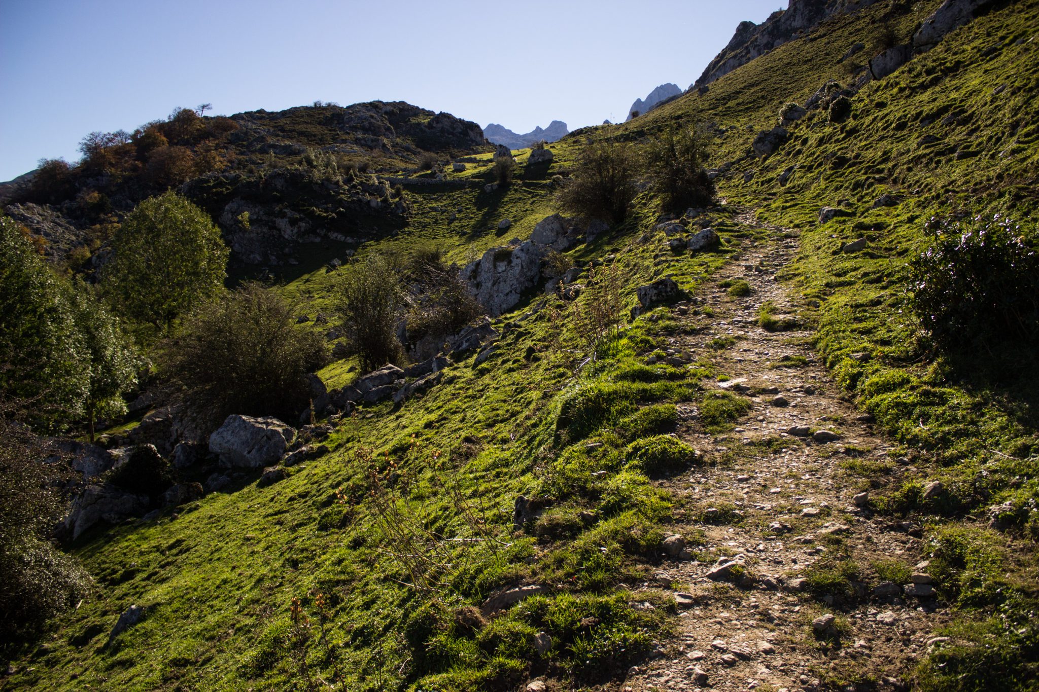 Wanderung Mirador de Ordiales Picos de Europa Spanien, Anstieg, schmaler Pfad, Hang