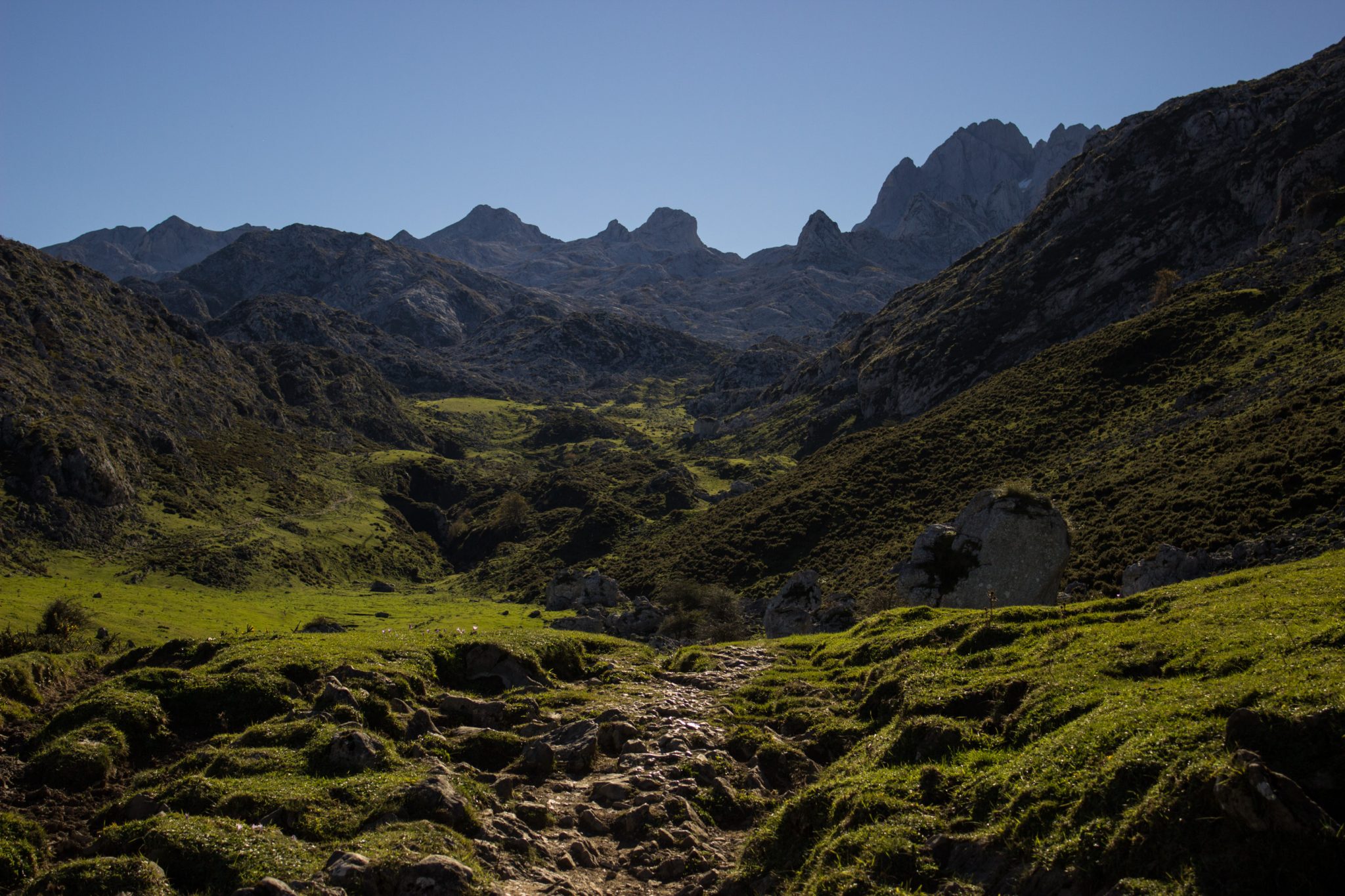 Wanderung Mirador de Ordiales Picos de Europa Spanien, Valley, Aussicht auf schöne Berge, Tal, Wanderweg zum Aussichtspunkt Mirador de Ordiales