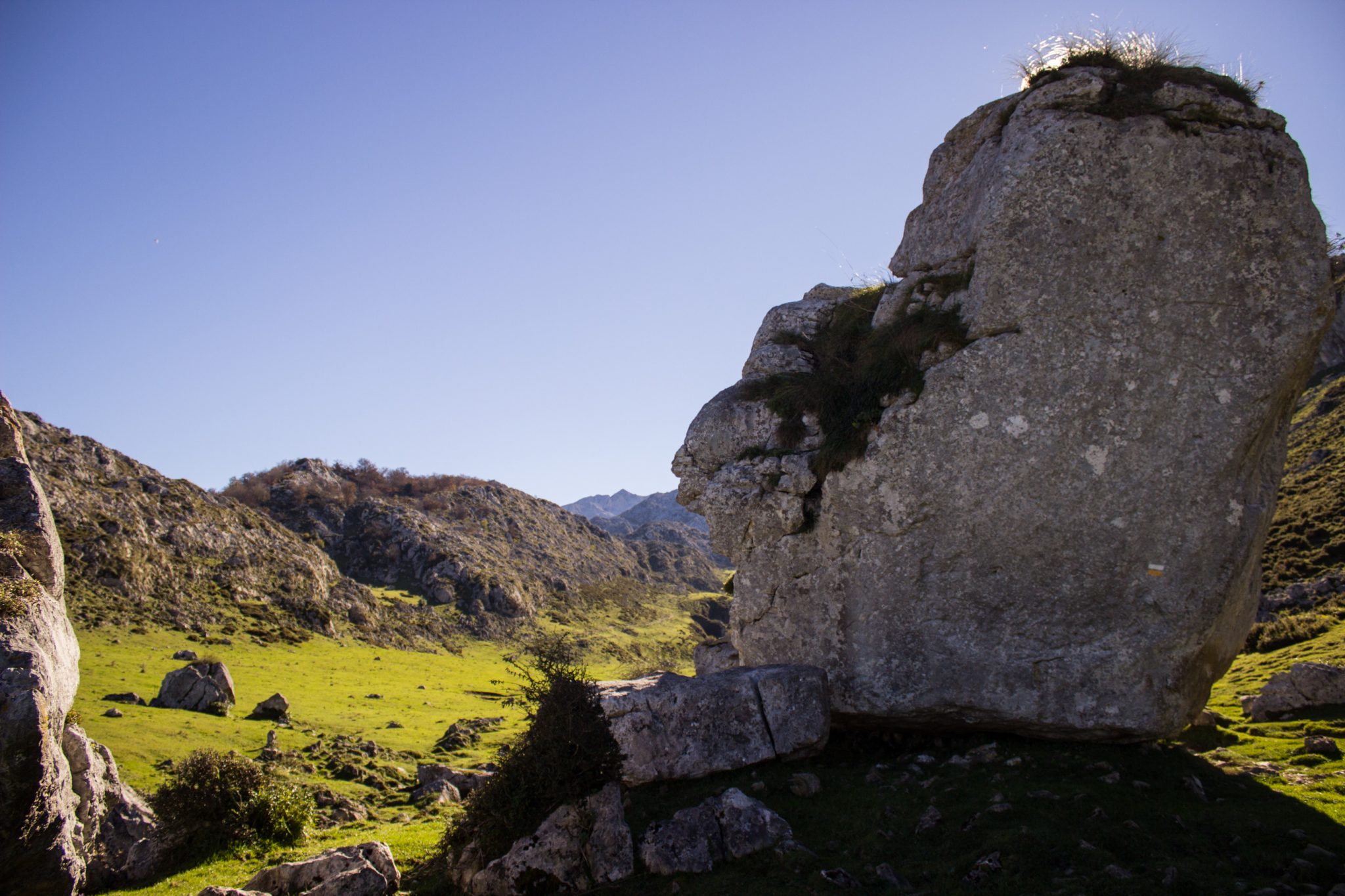 Wanderung Mirador de Ordiales Picos de Europa Spanien, Felsen, großer Findling, Sonnenschein