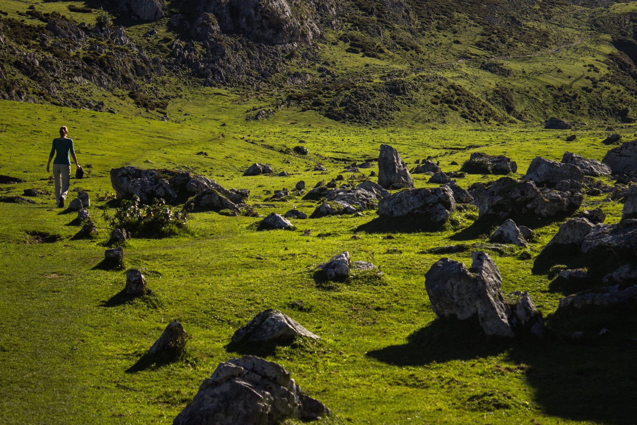 Wanderung Mirador de Ordiales Picos de Europa Spanien, saftig grüne Wiesen Ende Oktober, schönstes Wanderwetter, unendlich viele Steine und Felsen