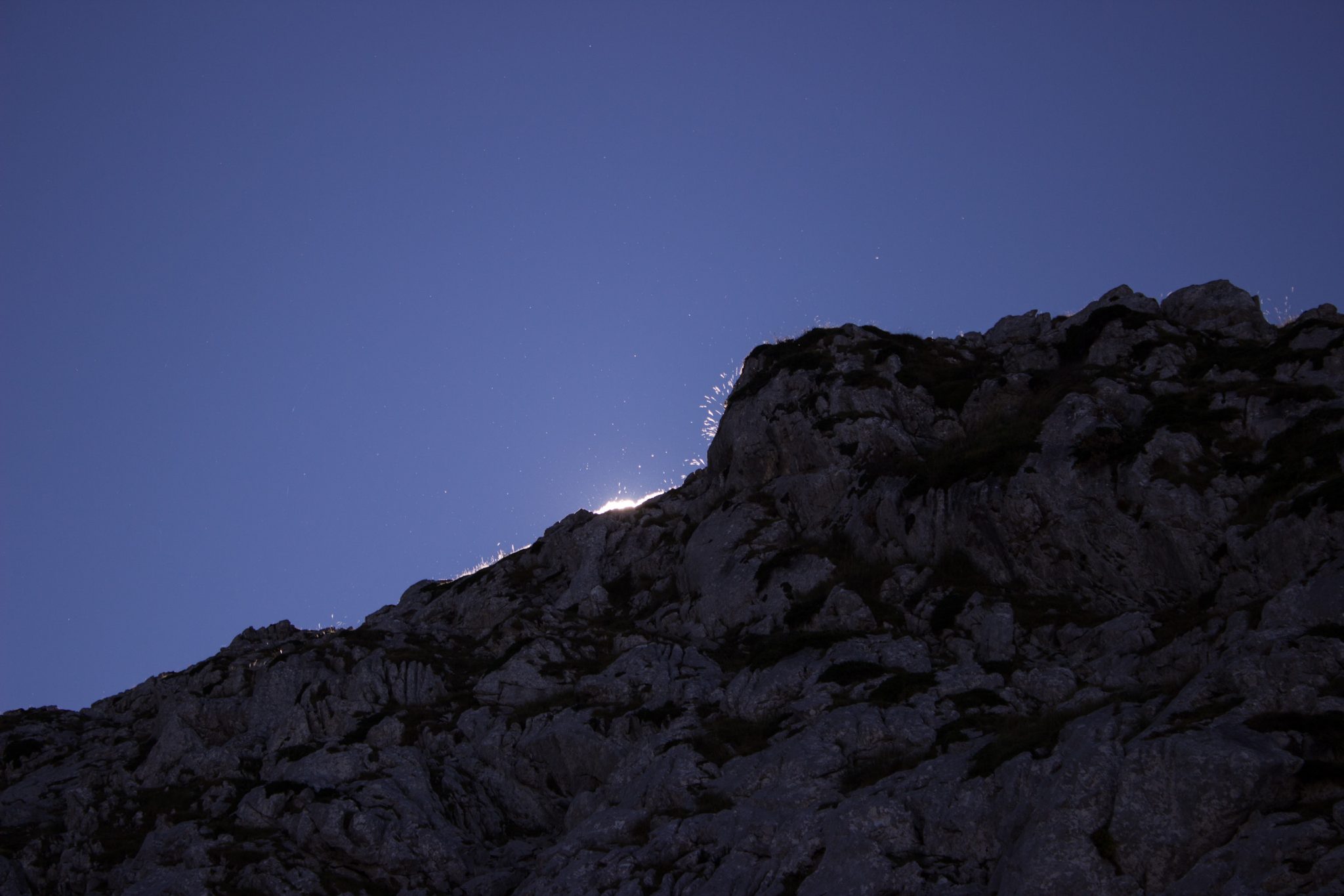 Wanderung Mirador de Ordiales Picos de Europa Spanien, Sonne hinter den Bergen, strahlend blauer Himmel im Herbst