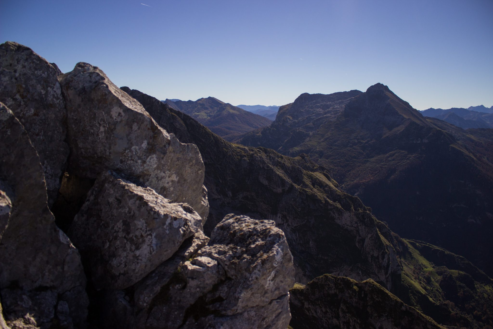 Wanderung Mirador de Ordiales Picos de Europa Spanien, sehr beeindruckende Sicht beim Ziel der Wanderung, dem Aussichtspunkt Mirador de Ordiales, Bergpanorama, riesige Felsen