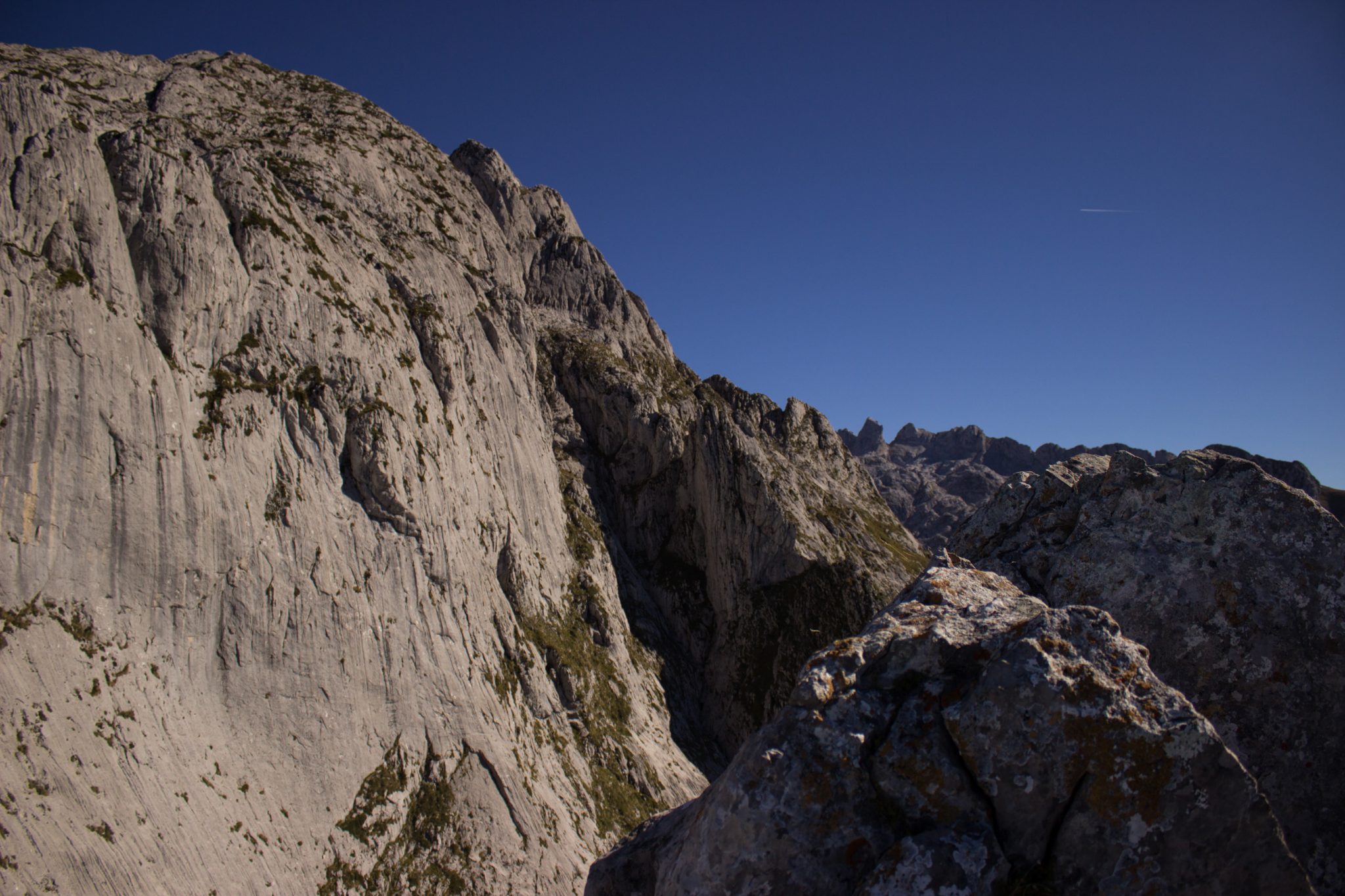 Wanderung Mirador de Ordiales Picos de Europa Spanien, sehr beeindruckende Sicht beim Ziel der Wanderung, dem Aussichtspunkt Mirador de Ordiales, Bergpanorama, riesige Felsen, Felswand