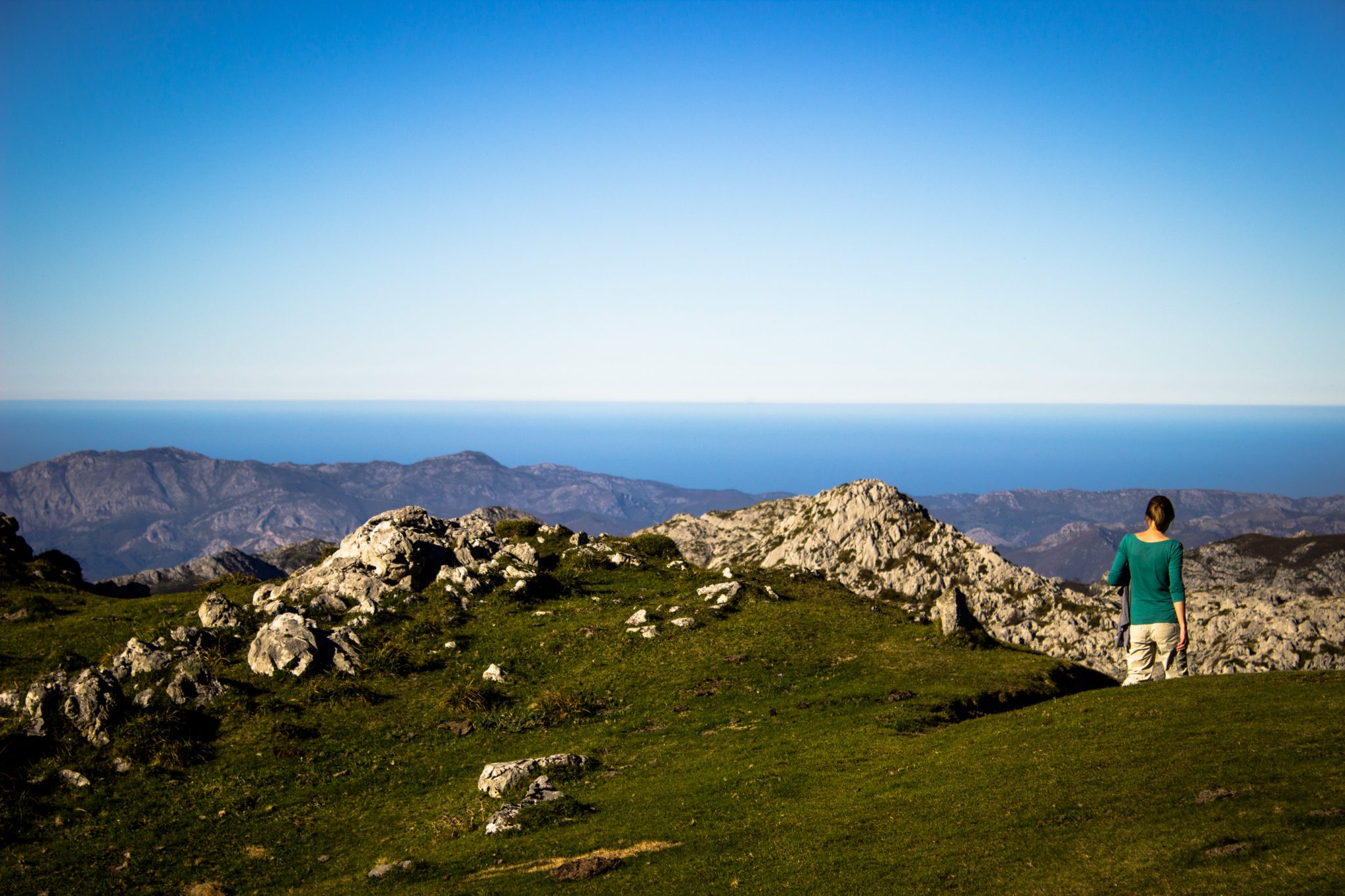 Wanderung Mirador de Ordiales Picos de Europa Spanien, schöner sehr schmaler und einsamer Wanderweg in Bergregion am Hang, Aussicht bis auf das Meer, atlantischer Ozean, Nationalpark im Norden Spaniens