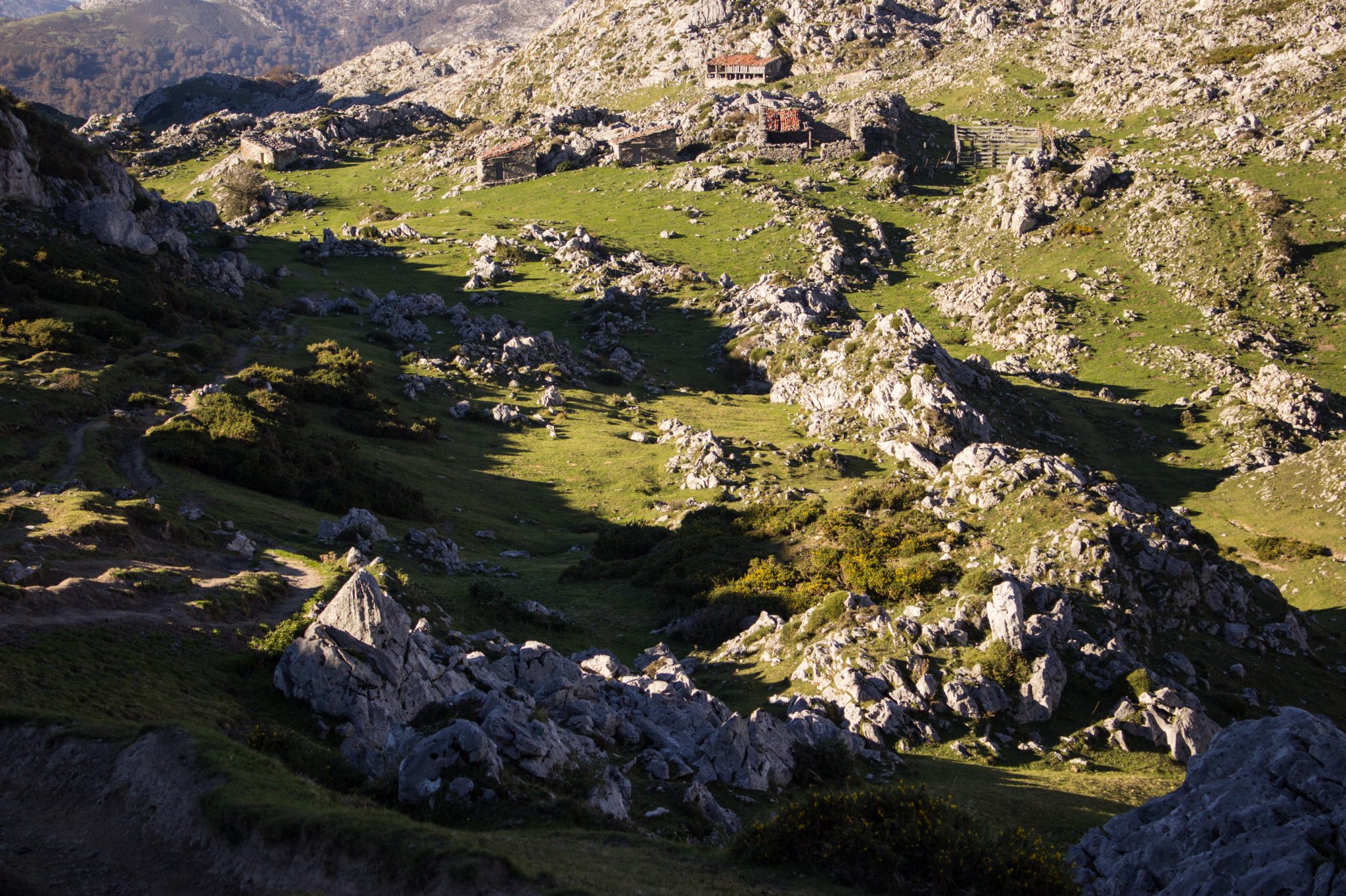 Wanderung Mirador de Ordiales Picos de Europa Spanien, schöner sehr schmaler und einsamer Wanderweg in Bergregion, Felsen und zerklüftete Steine, alte zerfallene Häuser, Nationalpark im Norden Spaniens