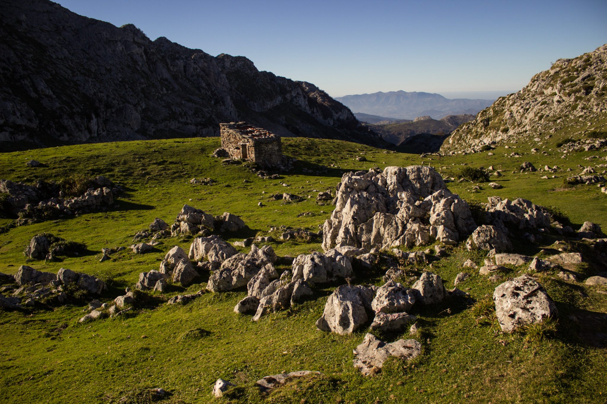 Wanderung Mirador de Ordiales Picos de Europa Spanien, schöner sehr schmaler und einsamer Wanderweg in Bergregion, Felsen und zerklüftete Steine, saftig grüne Wiesen, Nationalpark im Norden Spaniens