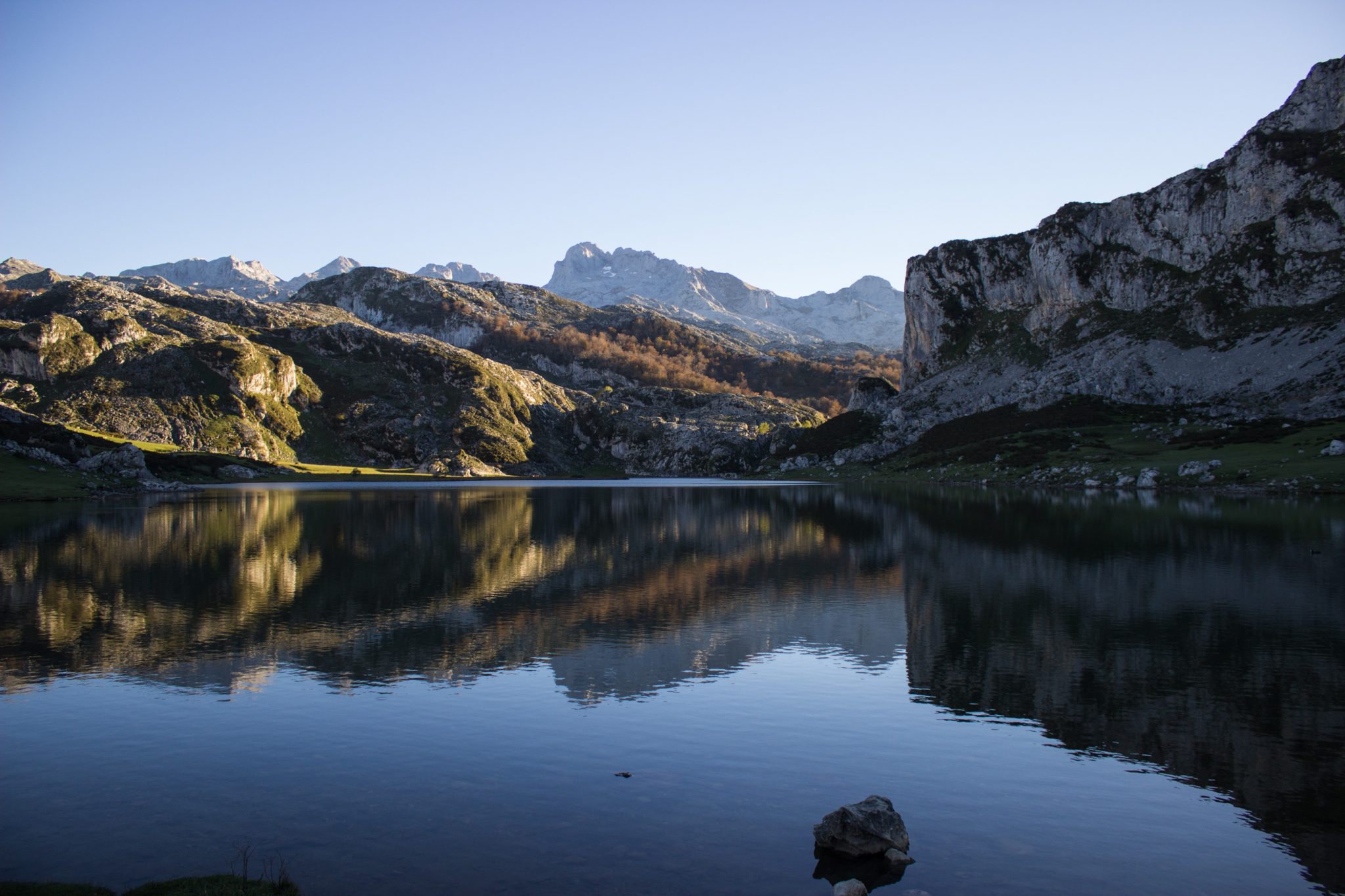 Wanderung Mirador de Ordiales Picos de Europa Spanien, schöner See, Lagos de Covadonga, Felsen spiegeln sich im glatten Wasser