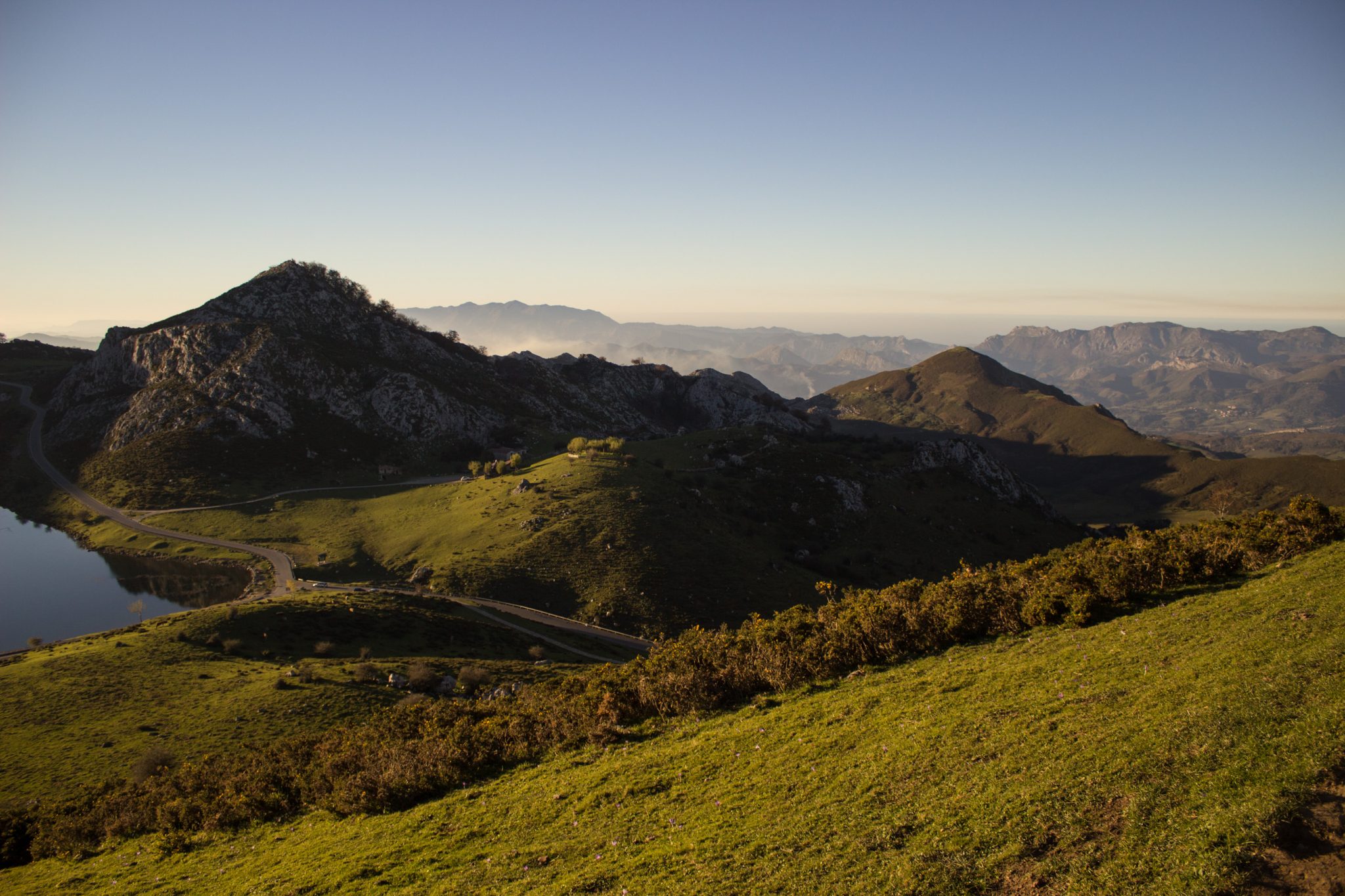 Wanderung Mirador de Ordiales Picos de Europa Spanien, schöner See, Lagos de Covadonga, klares glattes Wasser, saftig grüne Wiese, Berge, strahlender Sonnenschein, schönstes Wanderwetter Ende Oktober, Nationalpark Picos de Europa im Norden Spaniens
