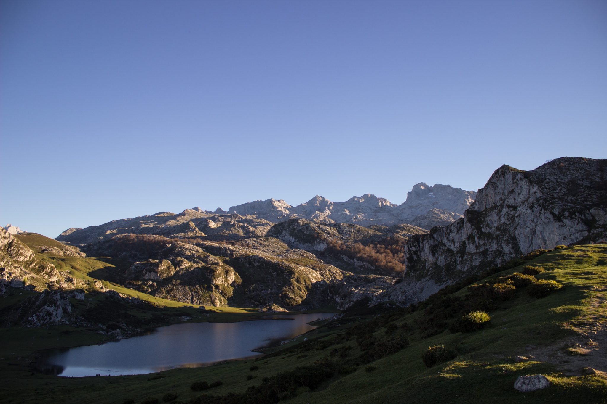 Wanderung Mirador de Ordiales Picos de Europa Spanien, schöner See, Lagos de Covadonga, klares glattes Wasser, saftig grüne Wiese, Berge, strahlender Sonnenschein, schönstes Wanderwetter Ende Oktober, Nationalpark Picos de Europa im Norden Spaniens