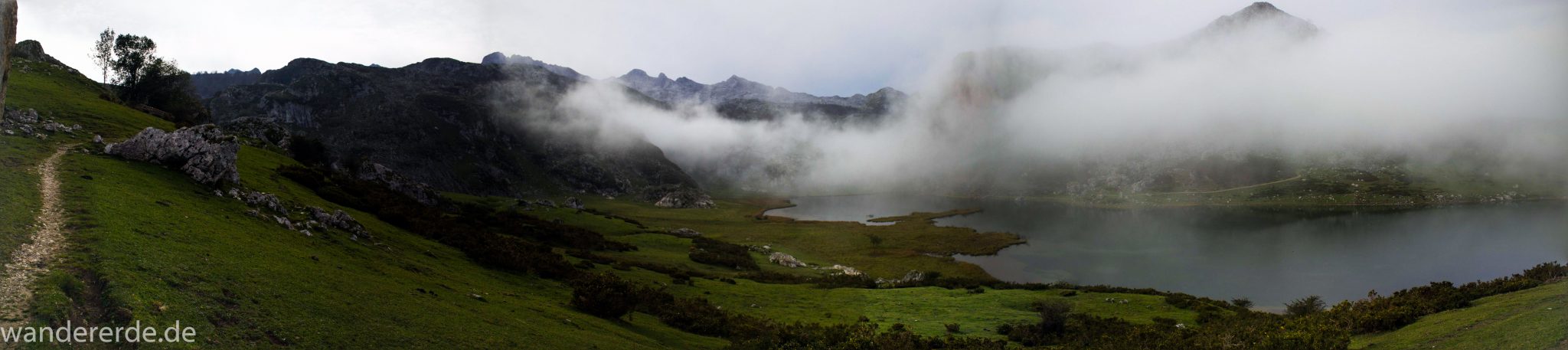 Wanderung Vega de Ario Picos de Europa Spanien, Start des Wanderwegs beim Lago Ercina, Kieselsteine, Berge, Wolkenfelder, grüne Wiesen, schmaler Wanderpfad, schöner See