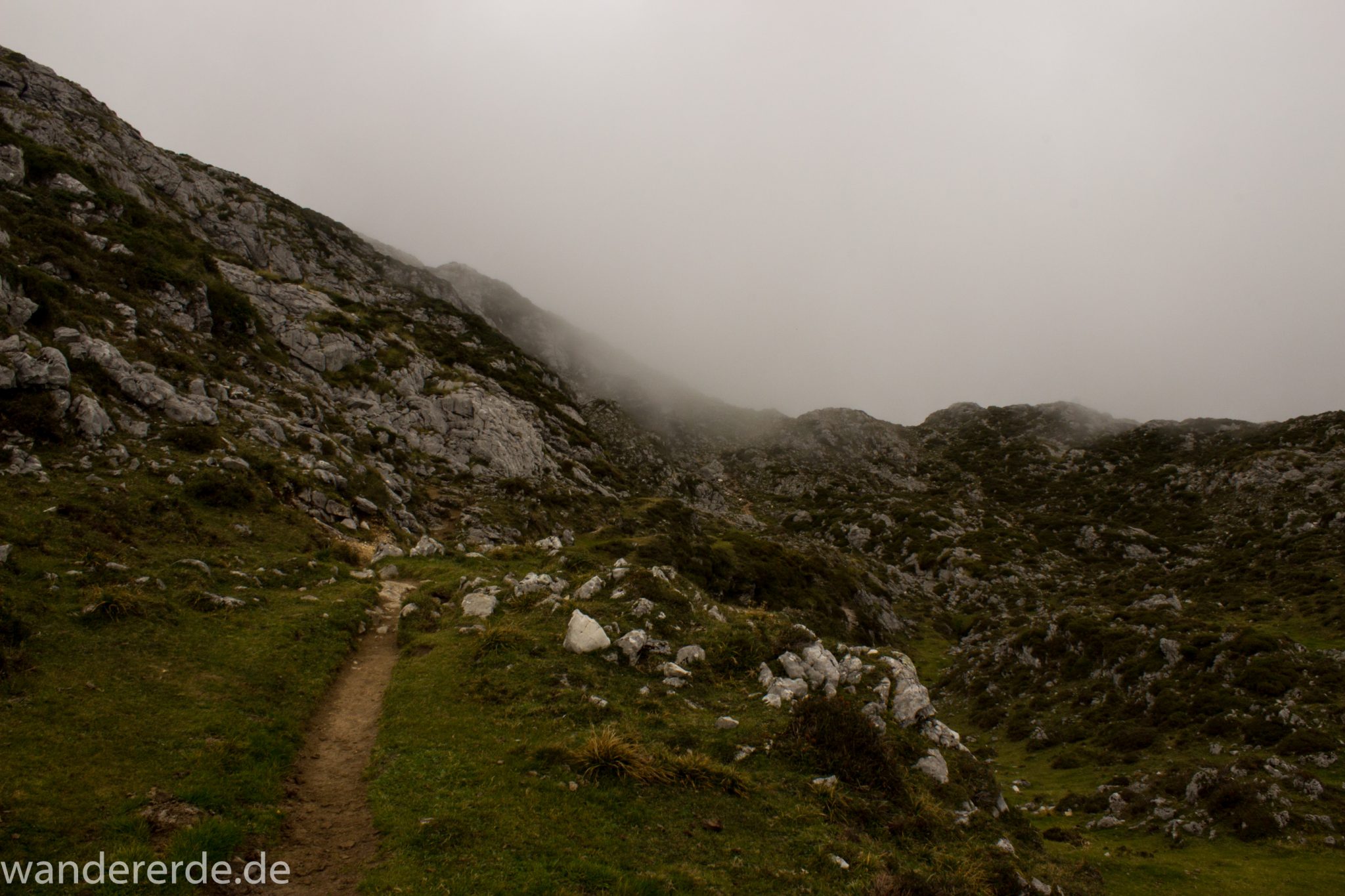 Wanderung Vega de Ario Picos de Europa Spanien, dichte Wolken, Bergregion in Nordspanien, Wandern, grüne Wiesen, zerklüftete Felsen, Steine