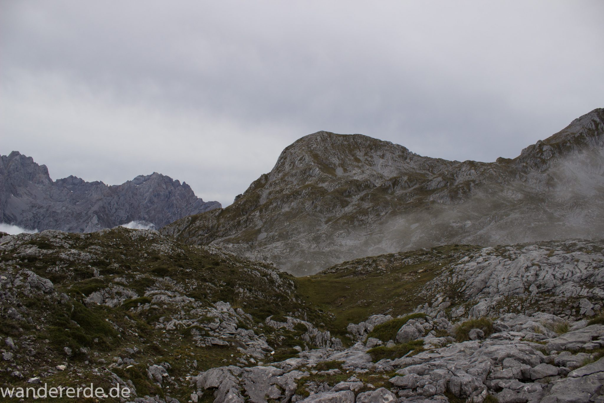 Wanderung Vega de Ario Picos de Europa Spanien, dichte Wolken, Bergregion in Nordspanien, Wandern, zerklüftete Felsen, Steine, schmaler Wanderpfad, Wolken, atmosphärisch