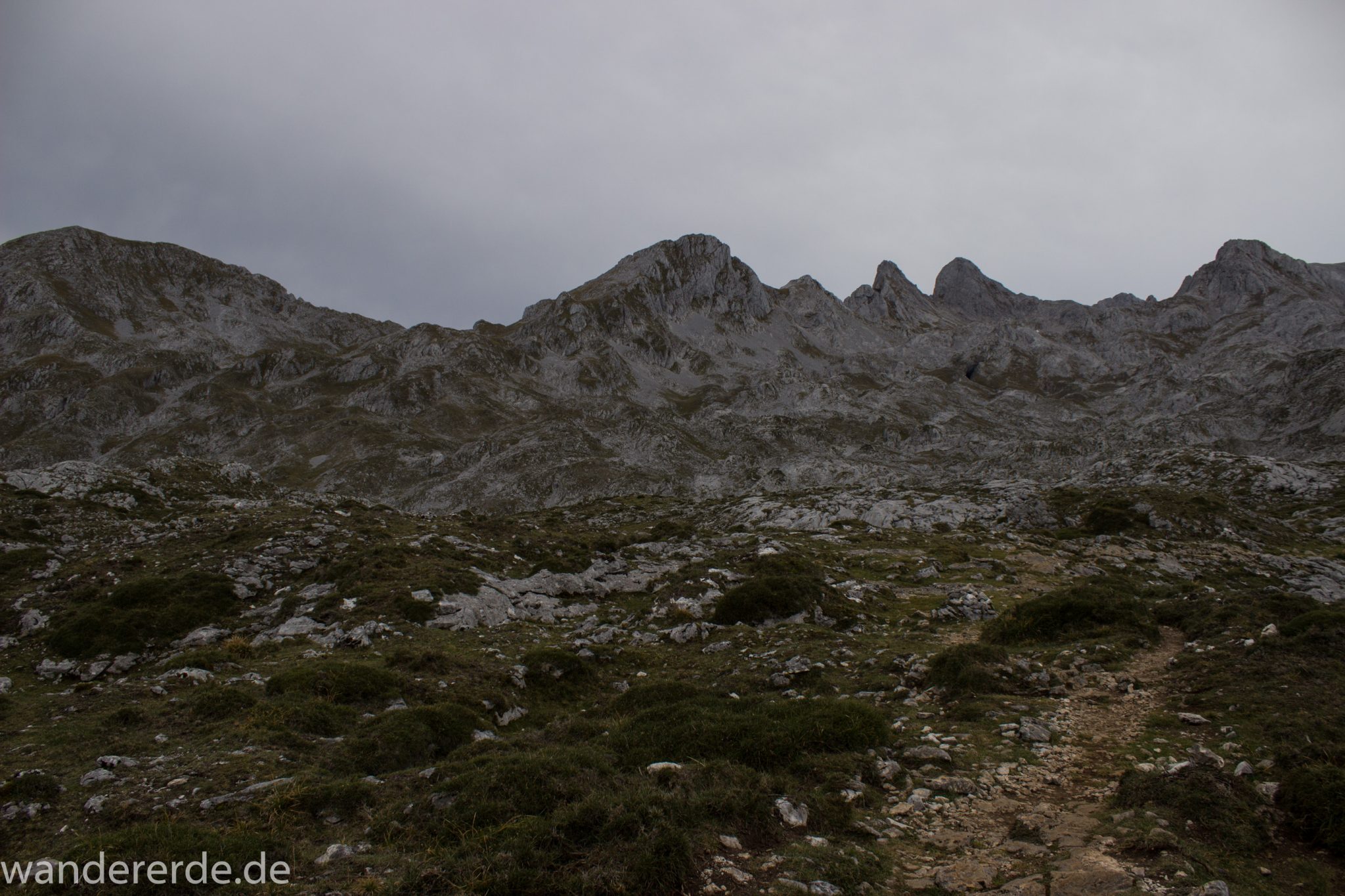 Wanderung Vega de Ario Picos de Europa Spanien, dichte Wolken, Bergregion in Nordspanien, Wandern, zerklüftete Felsen, Steine, schmaler Wanderpfad, Wolken, atmosphärisch, Bergkette