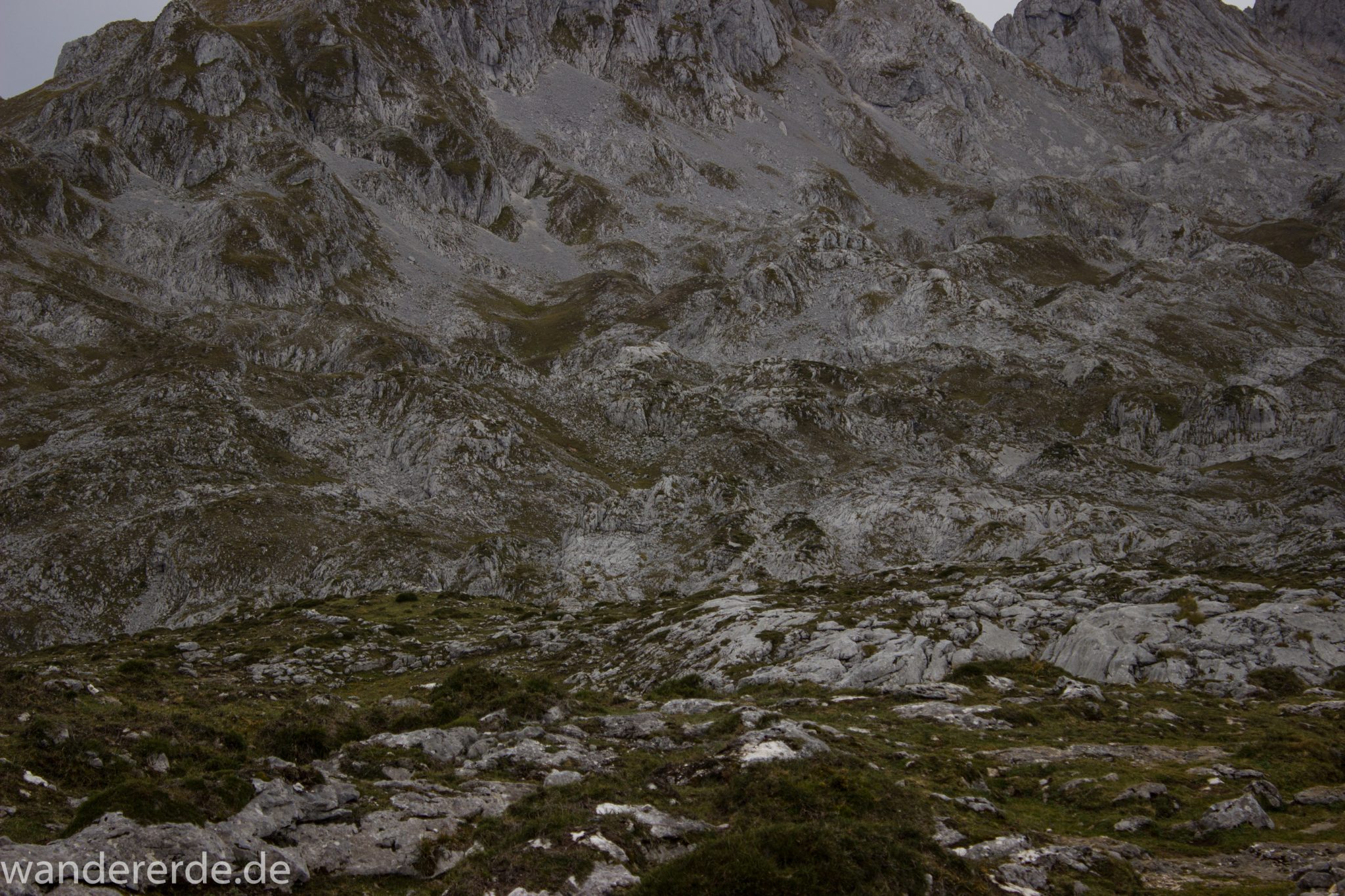 Wanderung Vega de Ario Picos de Europa Spanien, Bergregion in Nordspanien, Wandern, Felswand, beeindruckende Berge, Steine, Wolken, atmosphärisch, Bergkette
