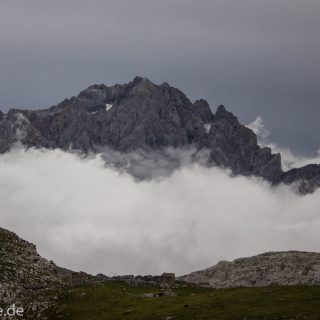 Wanderung Vega de Ario Picos de Europa Spanien, dichte Wolken, Bergregion in Nordspanien, Wandern, zerklüftete Felsen, Steine, schmaler Wanderpfad, atmosphärisch, Aussicht auf große Bergkette, grüne Wiese, Wolken ziehen auf und verhüllen Berge