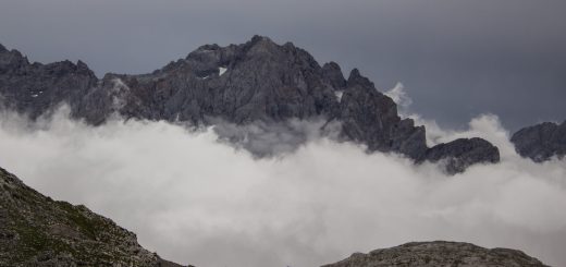 Wanderung Vega de Ario Picos de Europa Spanien, dichte Wolken, Bergregion in Nordspanien, Wandern, zerklüftete Felsen, Steine, schmaler Wanderpfad, atmosphärisch, Aussicht auf große Bergkette, grüne Wiese, Wolken ziehen auf und verhüllen Berge