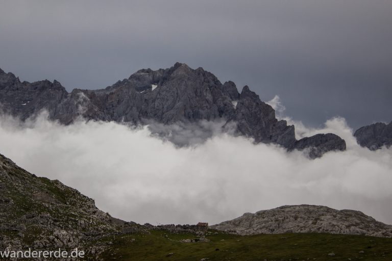 Wanderung Vega de Ario Picos de Europa Spanien, dichte Wolken, Bergregion in Nordspanien, Wandern, zerklüftete Felsen, Steine, schmaler Wanderpfad, atmosphärisch, Aussicht auf große Bergkette, grüne Wiese, Wolken ziehen auf und verhüllen Berge