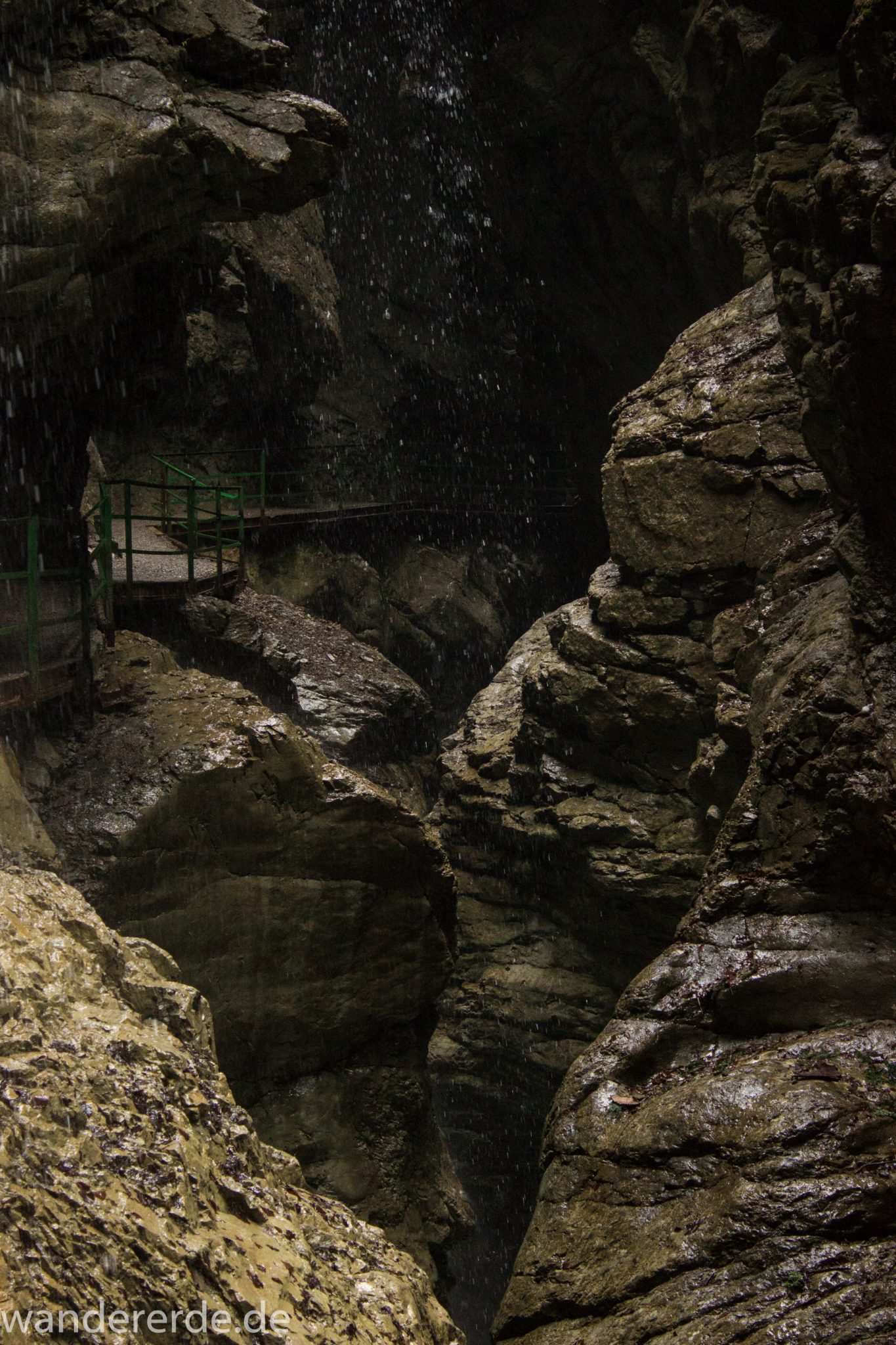 Wanderung durch die Breitachklamm im Allgäu, sehr hohe Felswände, tosende Breitach nach starkem Regen, Klamm umgeben von schönem Wald, Felsen im Fluss, Schneeschmelze im Allgäu, Wanderweg durch die Klamm