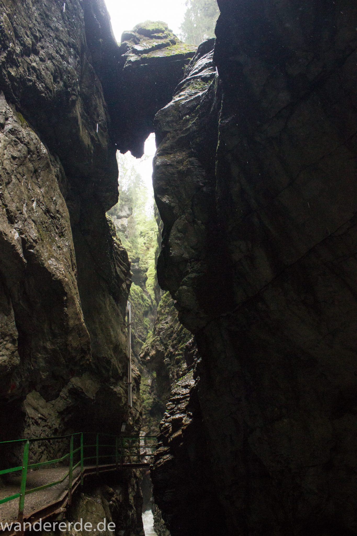 Wanderung durch die Breitachklamm im Allgäu, hohe Felswände, tosende Breitach nach starkem Regen, Klamm umgeben von schönem Wald, Felsen im Fluss, Schneeschmelze im Allgäu