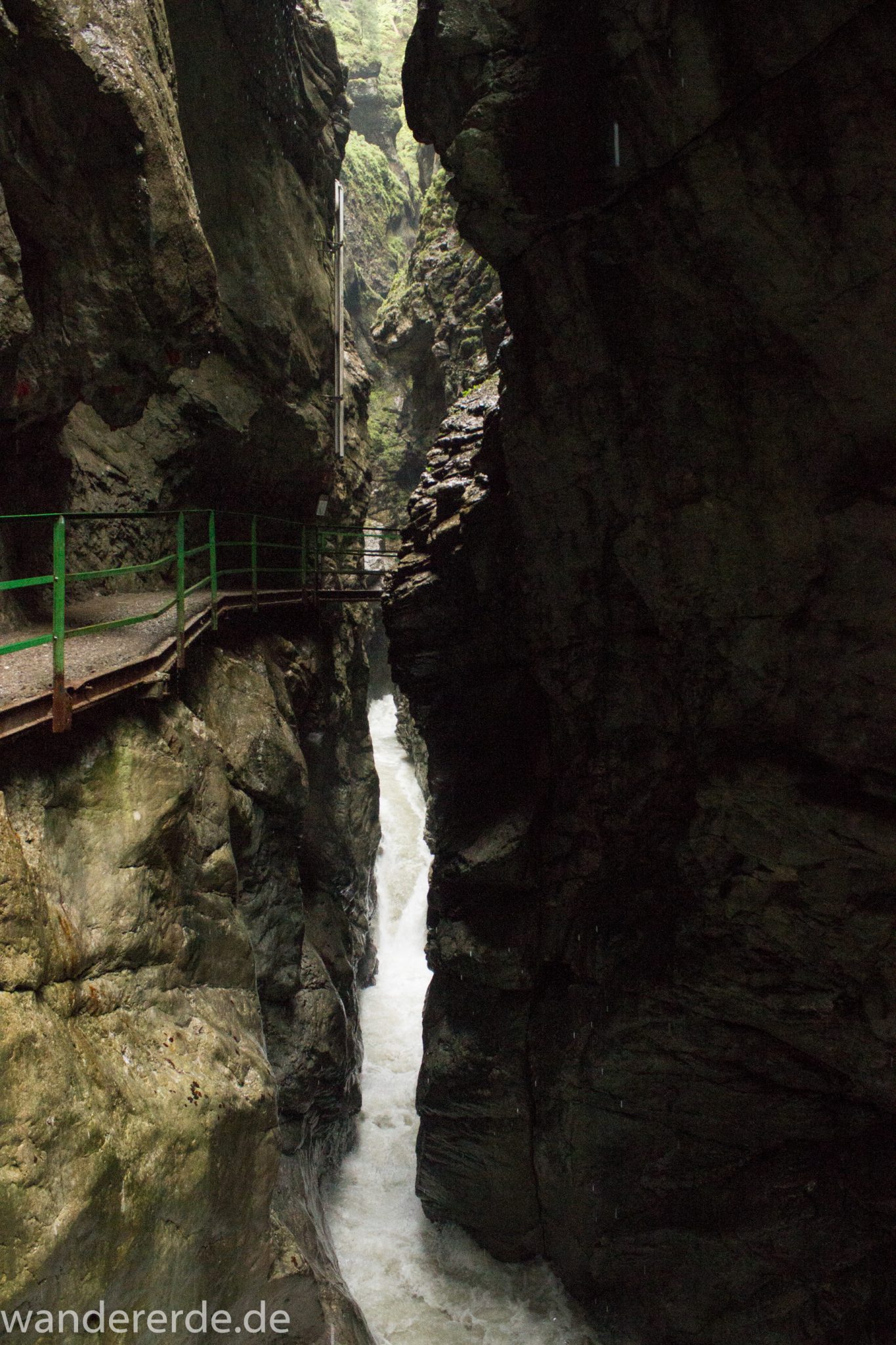 Wanderung durch die Breitachklamm im Allgäu, sehr hohe Felswände, tosende Breitach nach starkem Regen, Klamm umgeben von schönem Wald, Felsen im Fluss, Schneeschmelze im Allgäu, Wanderweg durch die Klamm