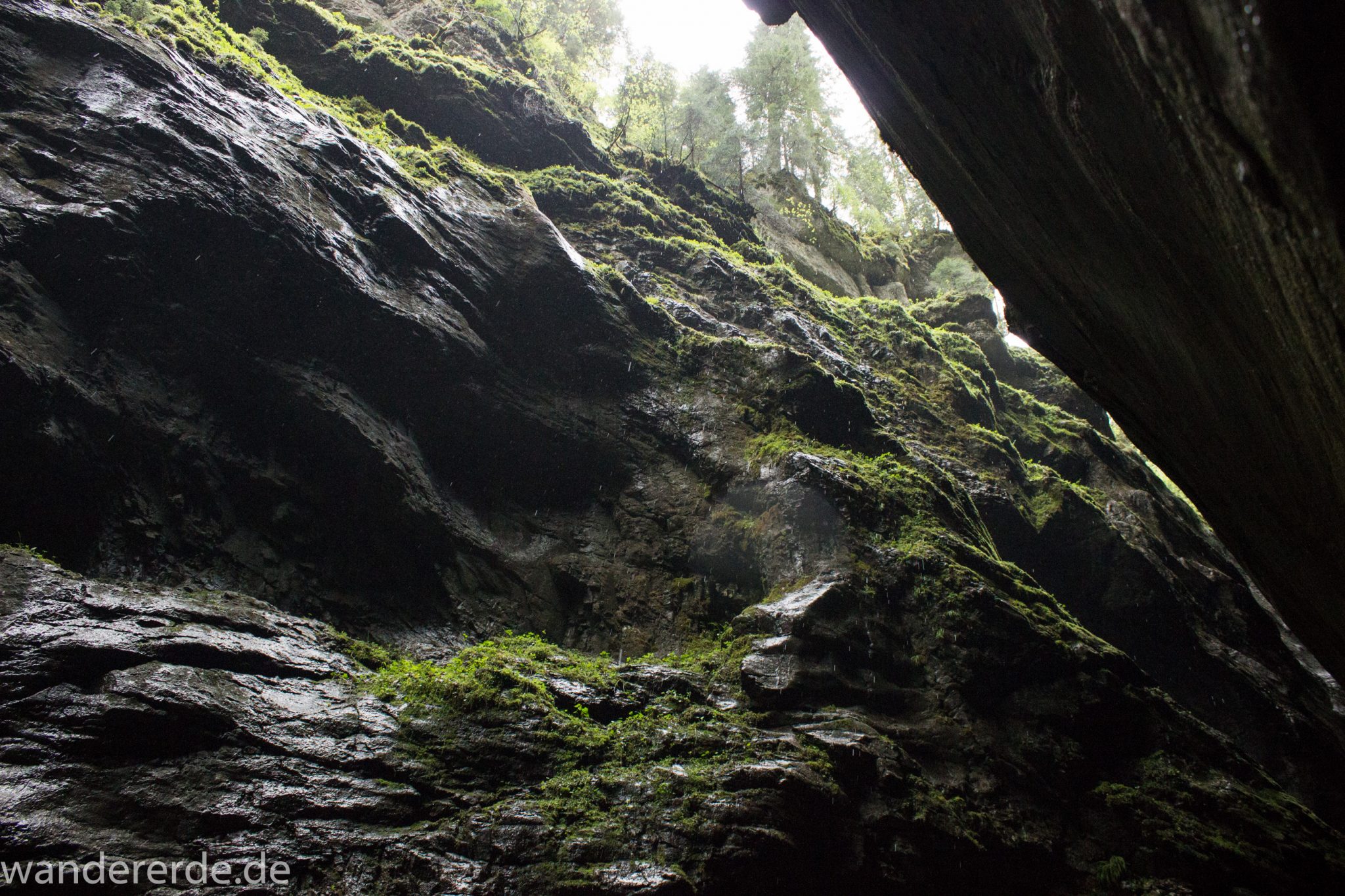 Wanderung durch die Breitachklamm im Allgäu, sehr hohe Felswände, tosende Breitach nach starkem Regen, Klamm umgeben von schönem Wald, Felsen im Fluss, Schneeschmelze im Allgäu, Wanderweg durch die Klamm