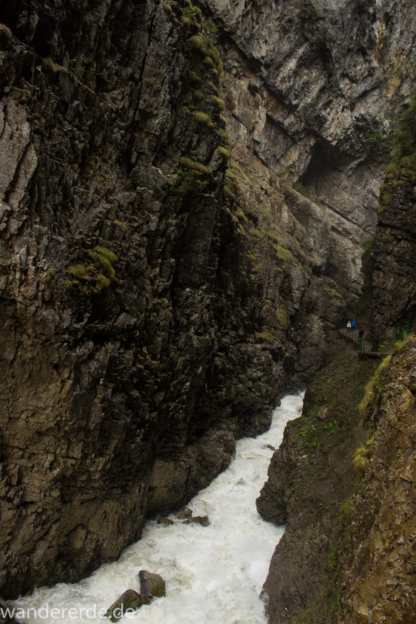 Wanderung durch die Breitachklamm im Allgäu, sehr hohe Felswände, tosende Breitach nach starkem Regen, Klamm umgeben von schönem Wald, Felsen im Fluss, Schneeschmelze im Allgäu, Wanderweg durch die Klamm