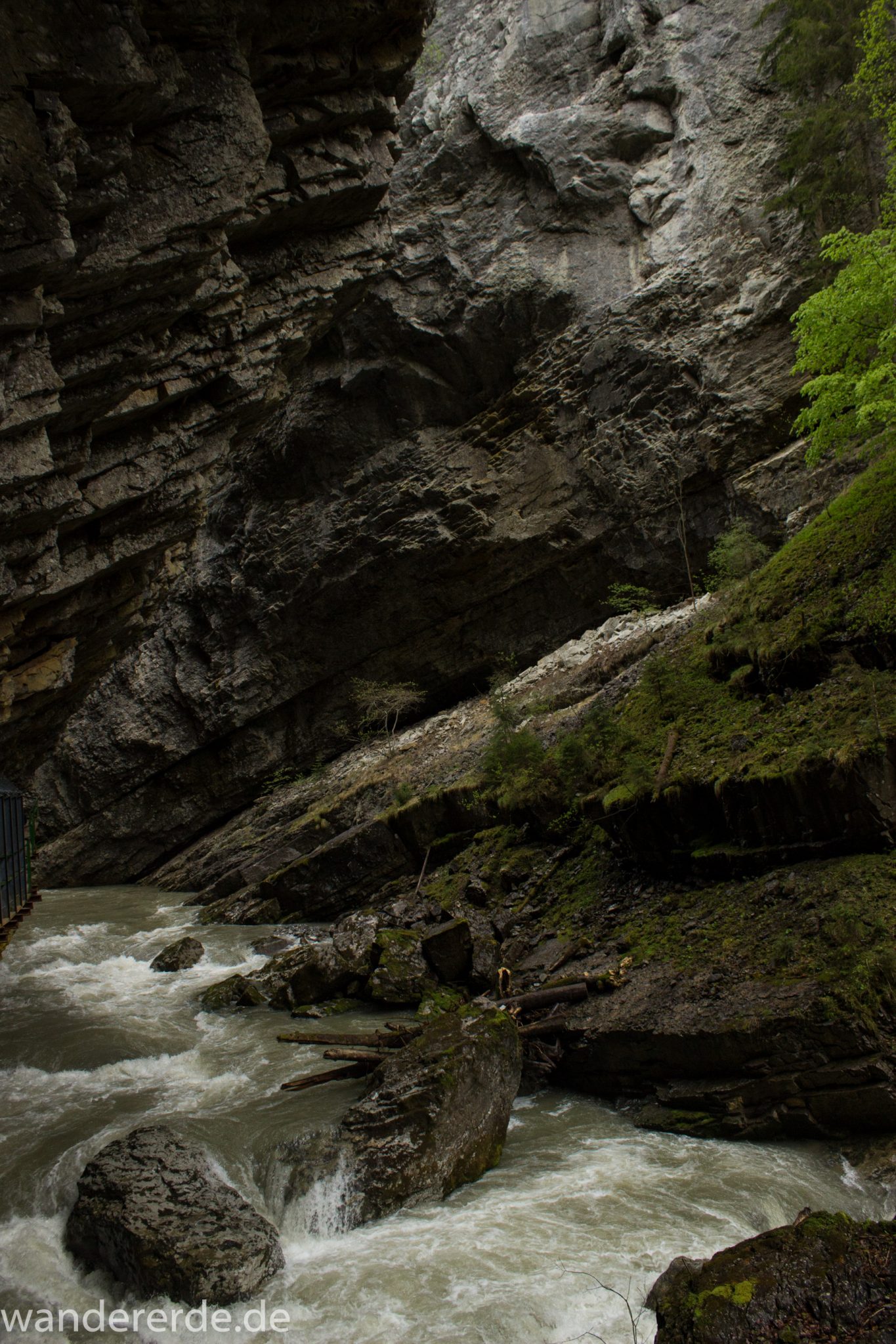 Wanderung durch die Breitachklamm im Allgäu, sehr hohe Felswände, tosende Breitach nach starkem Regen, Klamm umgeben von schönem Wald, Felsen im Fluss, Schneeschmelze im Allgäu, Wanderweg durch die Klamm