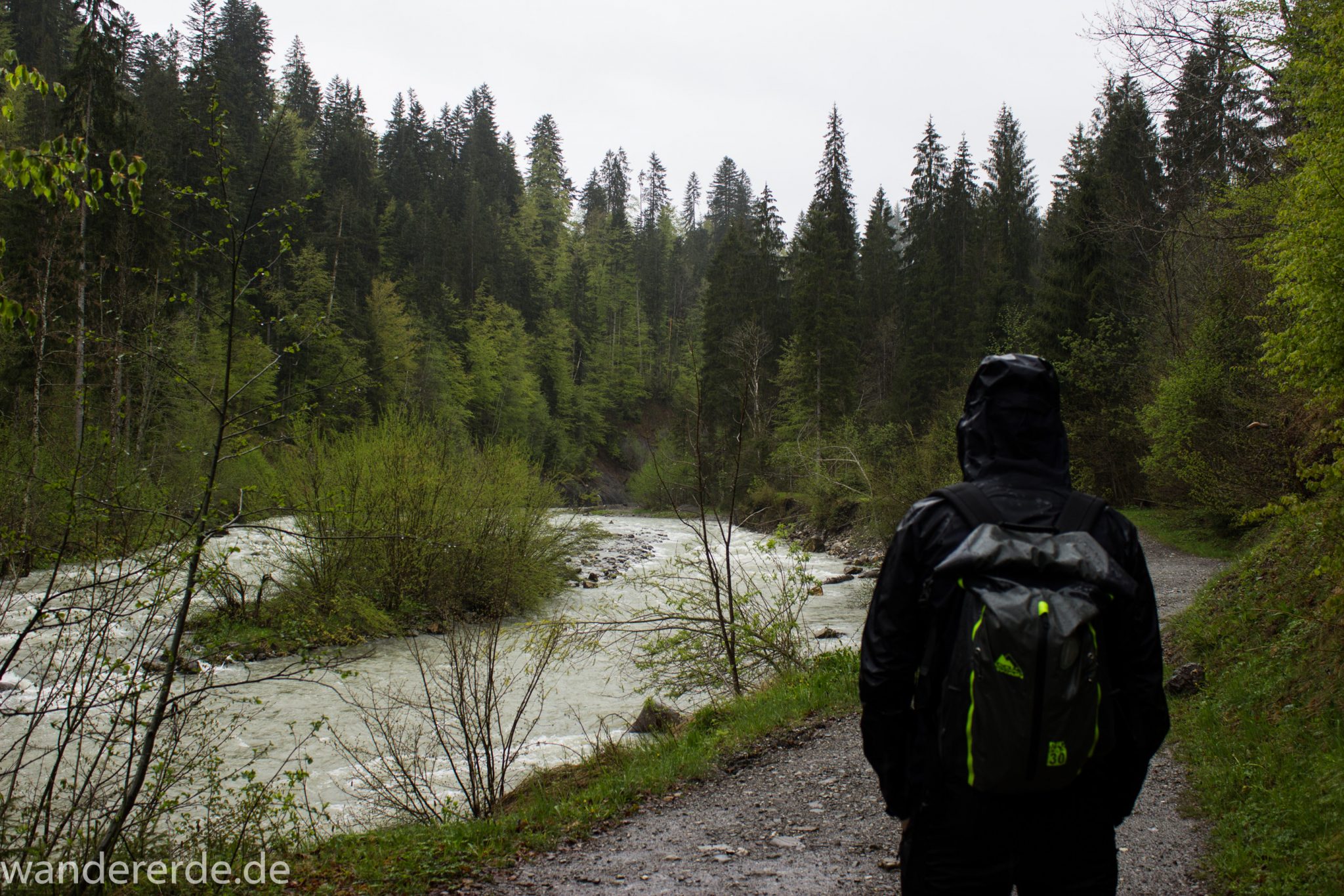 Wanderung bei der Breitachklamm im Allgäu, tosende Breitach nach starkem Regen, Fluss umgeben von schönem Wald, Wanderweg zum Waldhaus, Schneeschmelze im Allgäu