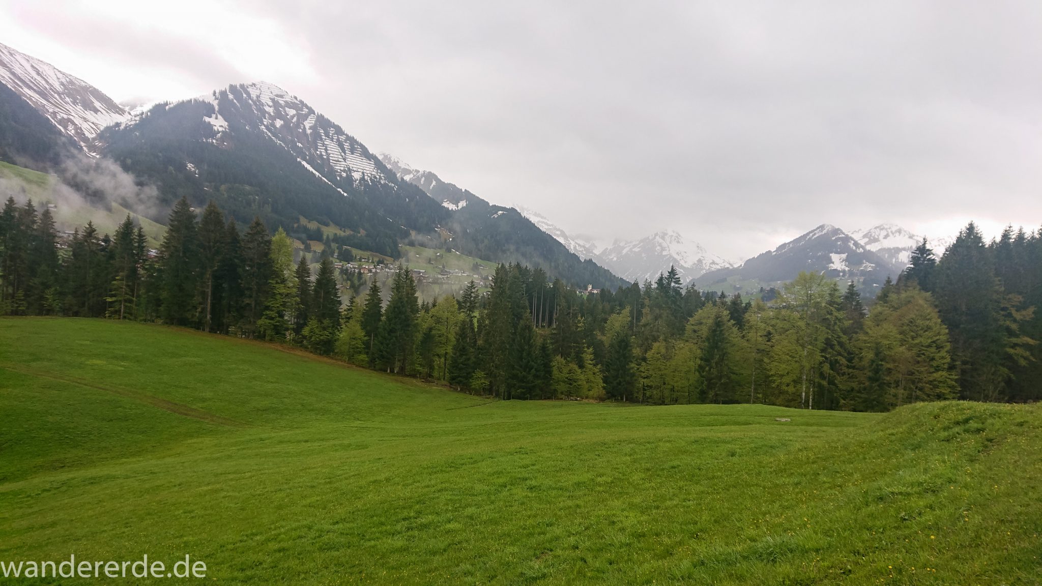 Wanderung bei der Breitachklamm im Allgäu, schöner Wald, saftige Wiesen, Wanderweg zum Waldhaus, Aussicht auf schneebedeckte Berge