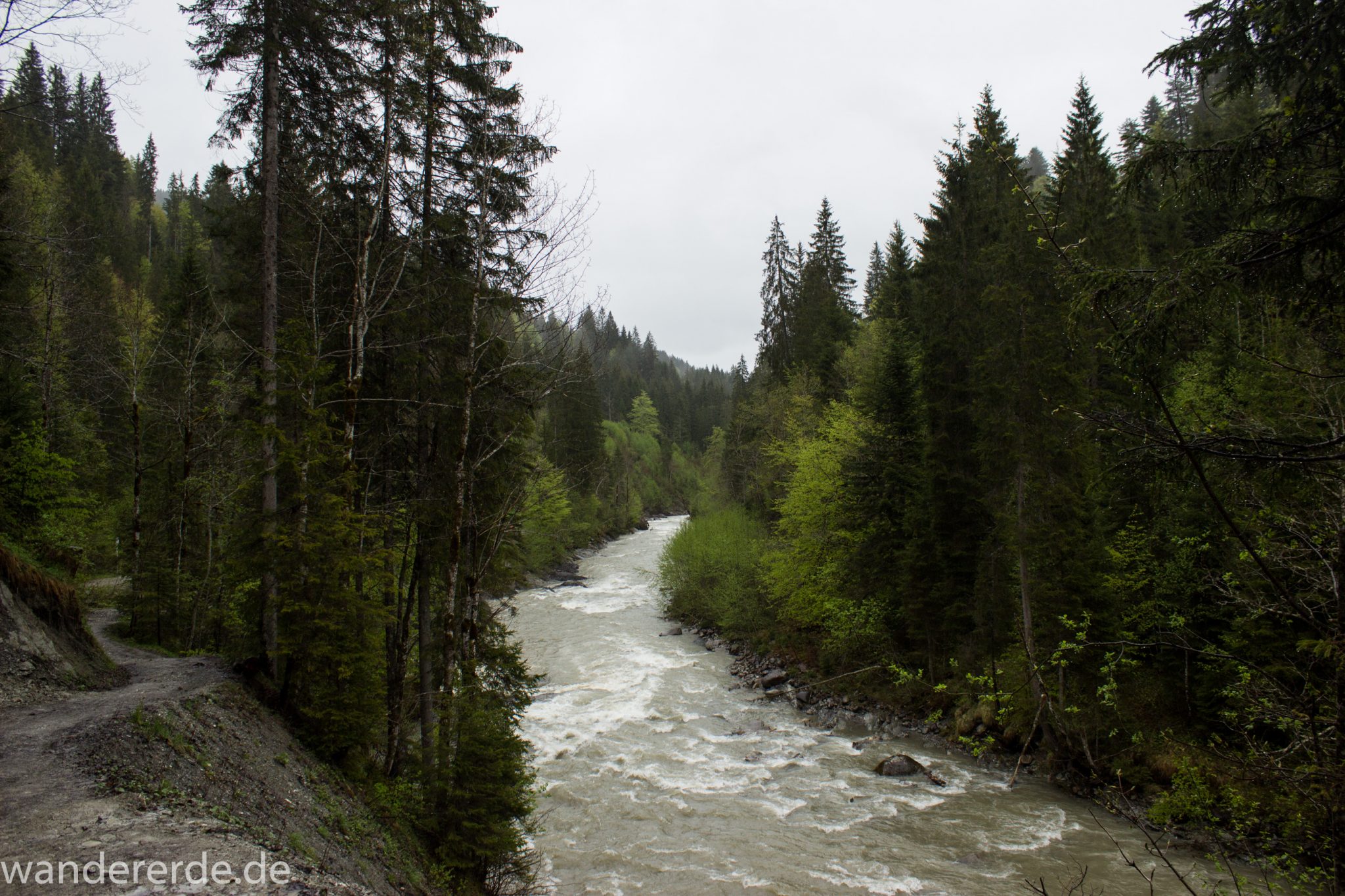Wanderung bei der Breitachklamm im Allgäu, tosende Breitach nach starkem Regen, Fluss umgeben von schönem Wald, Wanderweg zum Waldhaus, Schneeschmelze im Allgäu
