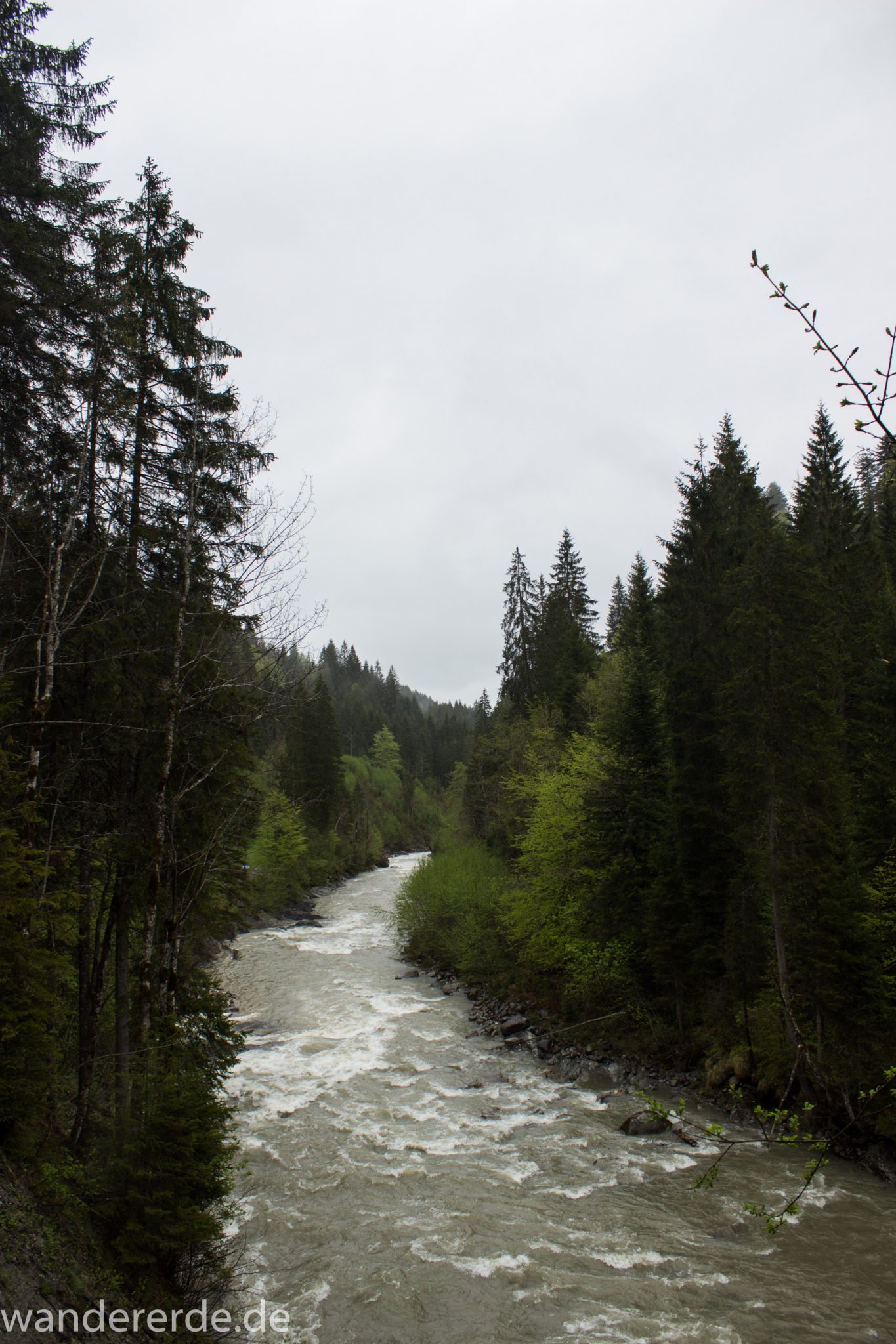 Wanderung bei der Breitachklamm im Allgäu, tosende Breitach nach starkem Regen, Fluss umgeben von schönem Wald, Wanderweg zum Waldhaus, Schneeschmelze im Allgäu