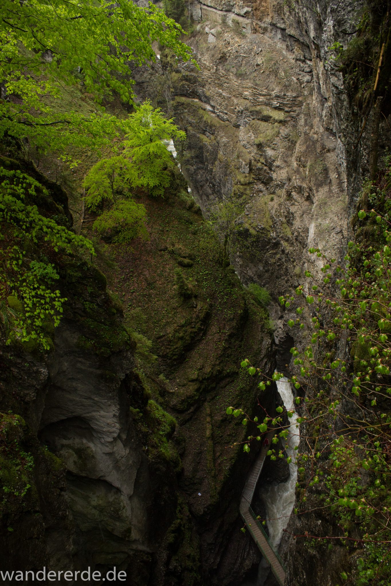 Wanderung durch die Breitachklamm im Allgäu, sehr hohe Felswände, tosende Breitach nach starkem Regen, Klamm umgeben von schönem Wald, Felsen im Fluss, Schneeschmelze im Allgäu, Wanderweg durch die Klamm