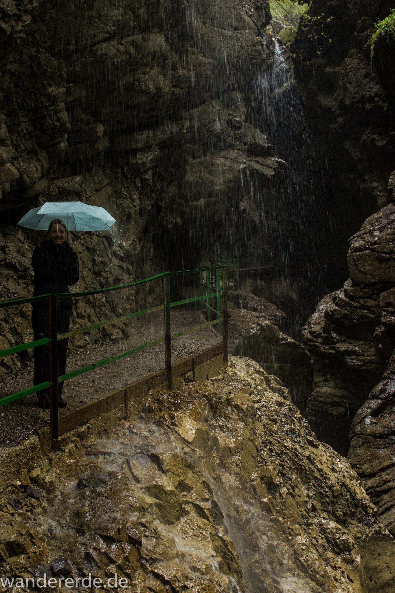 Wanderung durch die Breitachklamm im Allgäu, sehr hohe Felswände, tosende Breitach nach starkem Regen, Klamm umgeben von schönem Wald, Felsen im Fluss, Schneeschmelze im Allgäu, Wanderweg durch die Klamm, es regnet in der Breitachklamm
