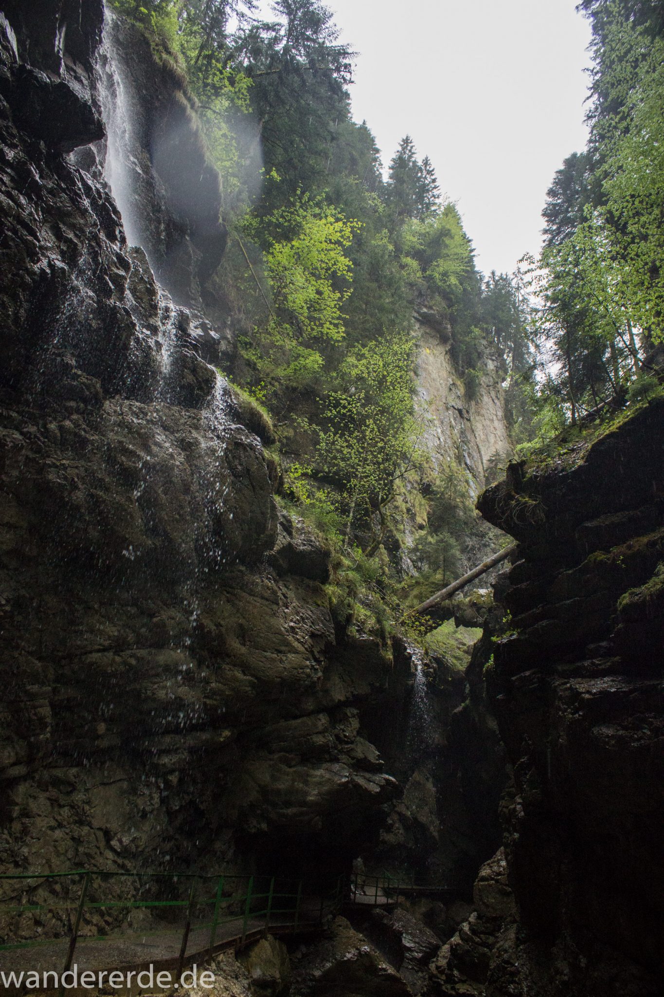 Wanderung durch die Breitachklamm im Allgäu, sehr hohe Felswände, tosende Breitach nach starkem Regen, Klamm umgeben von schönem Wald, Felsen im Fluss, Schneeschmelze im Allgäu, Wanderweg durch die Klamm