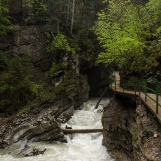 Wanderung durch die Breitachklamm im Allgäu, hohe Felswände, Wanderweg durch die Klamm, tosende Breitach nach starkem Regen, Klamm umgeben von schönem Wald, Felsen im Fluss, Schneeschmelze im Allgäu
