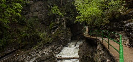 Wanderung durch die Breitachklamm im Allgäu, hohe Felswände, Wanderweg durch die Klamm, tosende Breitach nach starkem Regen, Klamm umgeben von schönem Wald, Felsen im Fluss, Schneeschmelze im Allgäu