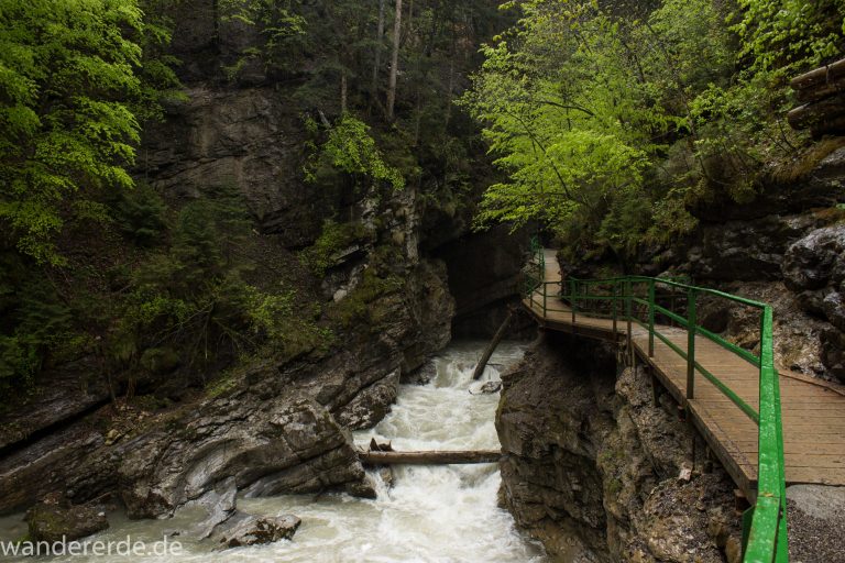 Wanderung durch die Breitachklamm im Allgäu, hohe Felswände, Wanderweg durch die Klamm, tosende Breitach nach starkem Regen, Klamm umgeben von schönem Wald, Felsen im Fluss, Schneeschmelze im Allgäu