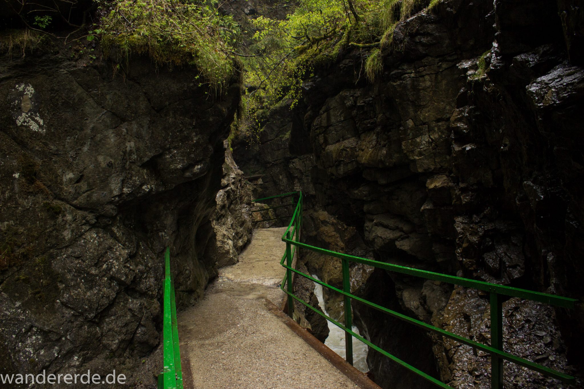 Wanderung durch die Breitachklamm im Allgäu, hohe Felswände, Wanderweg durch die Klamm, tosende Breitach nach starkem Regen, Klamm umgeben von schönem Wald, Felsen im Fluss, Schneeschmelze im Allgäu