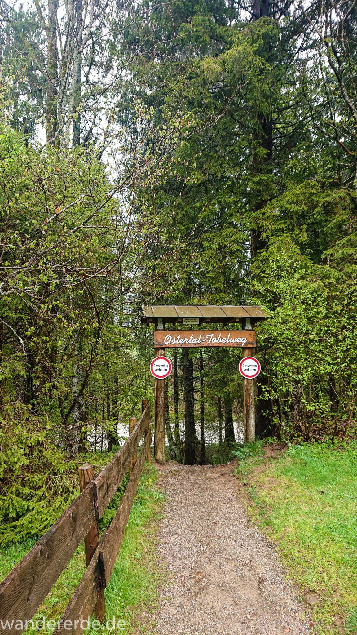 Wanderung Tobelweg ab Gunzesried im Allgäu, Ostertal Tobelweg ab Wanderparkplatz Gunzesrieder Säge wandern, abwechslungsreicher schmaler Pfad zum Ostertal, Start des Ostertal-Tobelweg