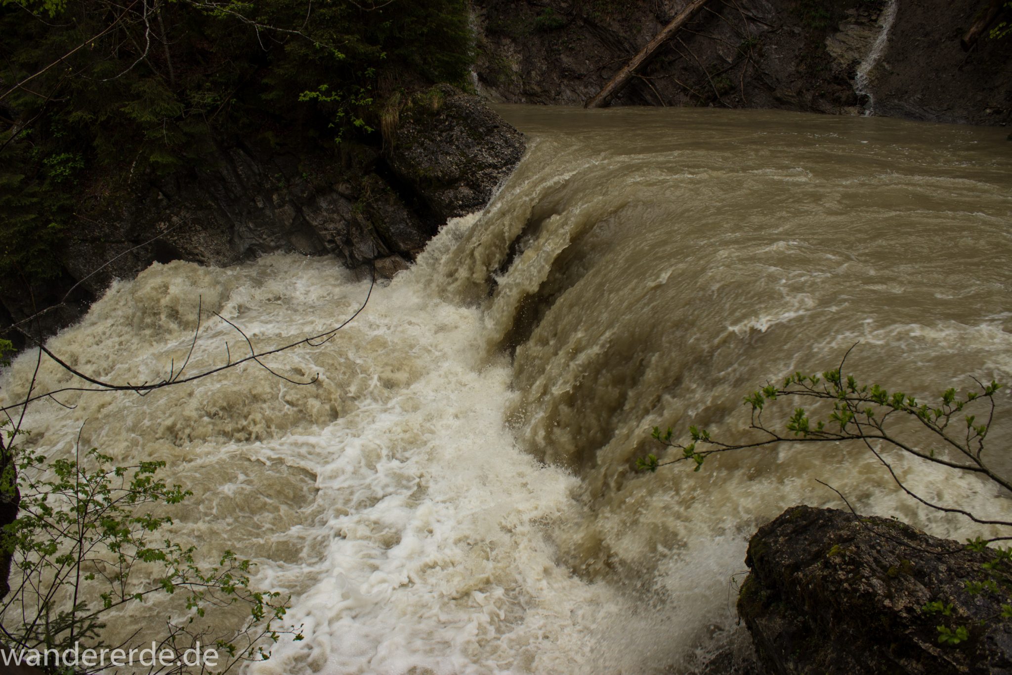Wanderung Tobelweg ab Gunzesried im Allgäu, Ostertal Tobelweg ab Wanderparkplatz Gunzesrieder Säge wandern, abwechslungsreicher schmaler Pfad zum Ostertal, reißender Fluss nach starken Regenfällen, umgeben von Felsen