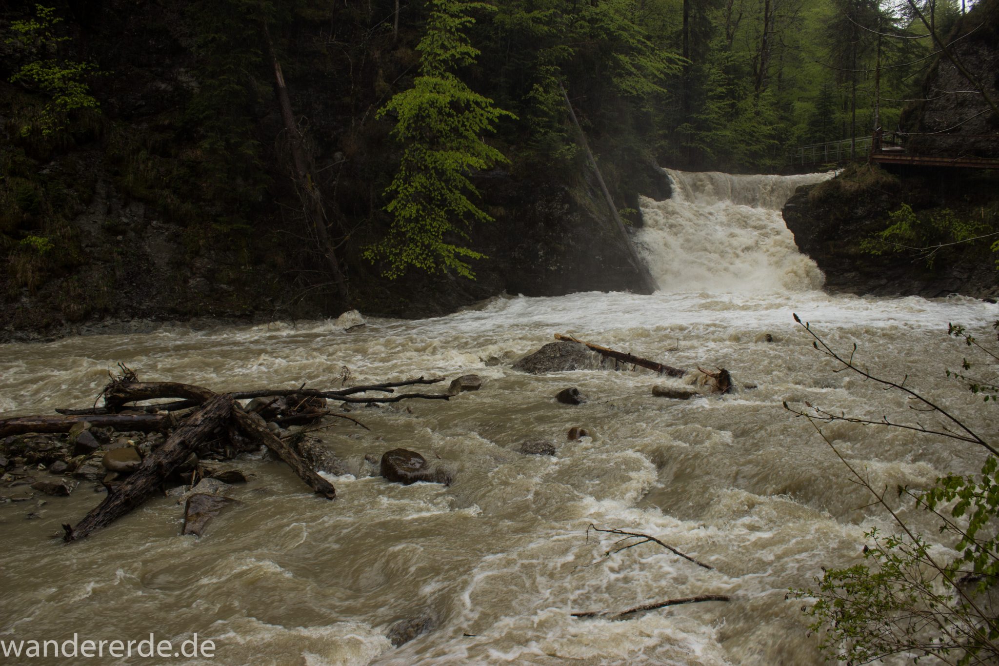 Wanderung Tobelweg ab Gunzesried im Allgäu, Ostertal Tobelweg ab Wanderparkplatz Gunzesrieder Säge wandern, abwechslungsreicher schmaler Pfad zum Ostertal, reißender Fluss nach starken Regenfällen, Fluss tritt beinahe über das Ufer, umgeben von Felsen und schönem, dichtem Mischwald