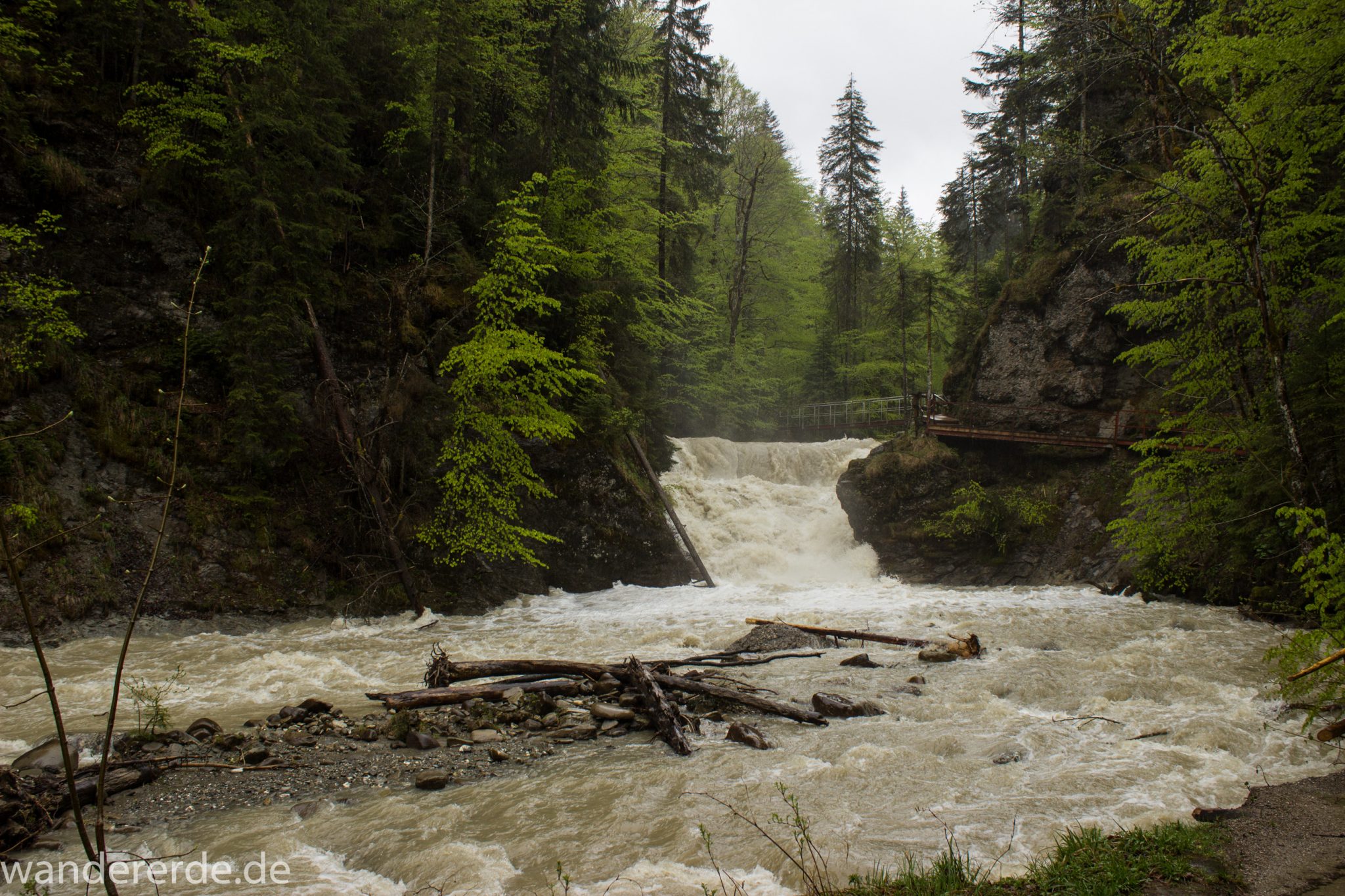 Wanderung Tobelweg ab Gunzesried im Allgäu, Ostertal Tobelweg ab Wanderparkplatz Gunzesrieder Säge wandern, abwechslungsreicher schmaler Pfad zum Ostertal, reißender Fluss nach starken Regenfällen, Fluss tritt beinahe über das Ufer, umgeben von Felsen und schönem, dichtem Mischwald