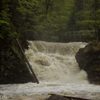 Wanderung Tobelweg ab Gunzesried im Allgäu, Ostertal Tobelweg ab Wanderparkplatz Gunzesrieder Säge wandern, abwechslungsreicher schmaler Pfad zum Ostertal, reißender Fluss nach starken Regenfällen, Fluss tritt beinahe über das Ufer, umgeben von Felsen und schönem, dichtem Mischwald, Brücke führt über den Bach, tolle Atmosphäre