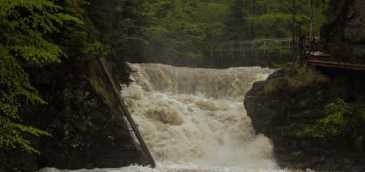 Wanderung Tobelweg ab Gunzesried im Allgäu, Ostertal Tobelweg ab Wanderparkplatz Gunzesrieder Säge wandern, abwechslungsreicher schmaler Pfad zum Ostertal, reißender Fluss nach starken Regenfällen, Fluss tritt beinahe über das Ufer, umgeben von Felsen und schönem, dichtem Mischwald, Brücke führt über den Bach, tolle Atmosphäre