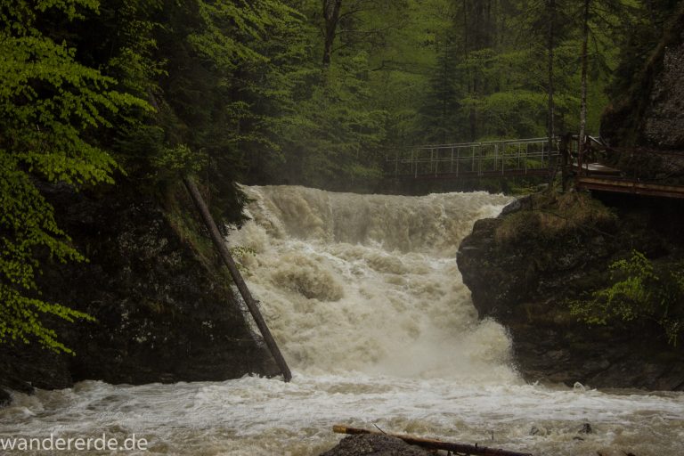 Wanderung Tobelweg ab Gunzesried im Allgäu, Ostertal Tobelweg ab Wanderparkplatz Gunzesrieder Säge wandern, abwechslungsreicher schmaler Pfad zum Ostertal, reißender Fluss nach starken Regenfällen, Fluss tritt beinahe über das Ufer, umgeben von Felsen und schönem, dichtem Mischwald, Brücke führt über den Bach, tolle Atmosphäre