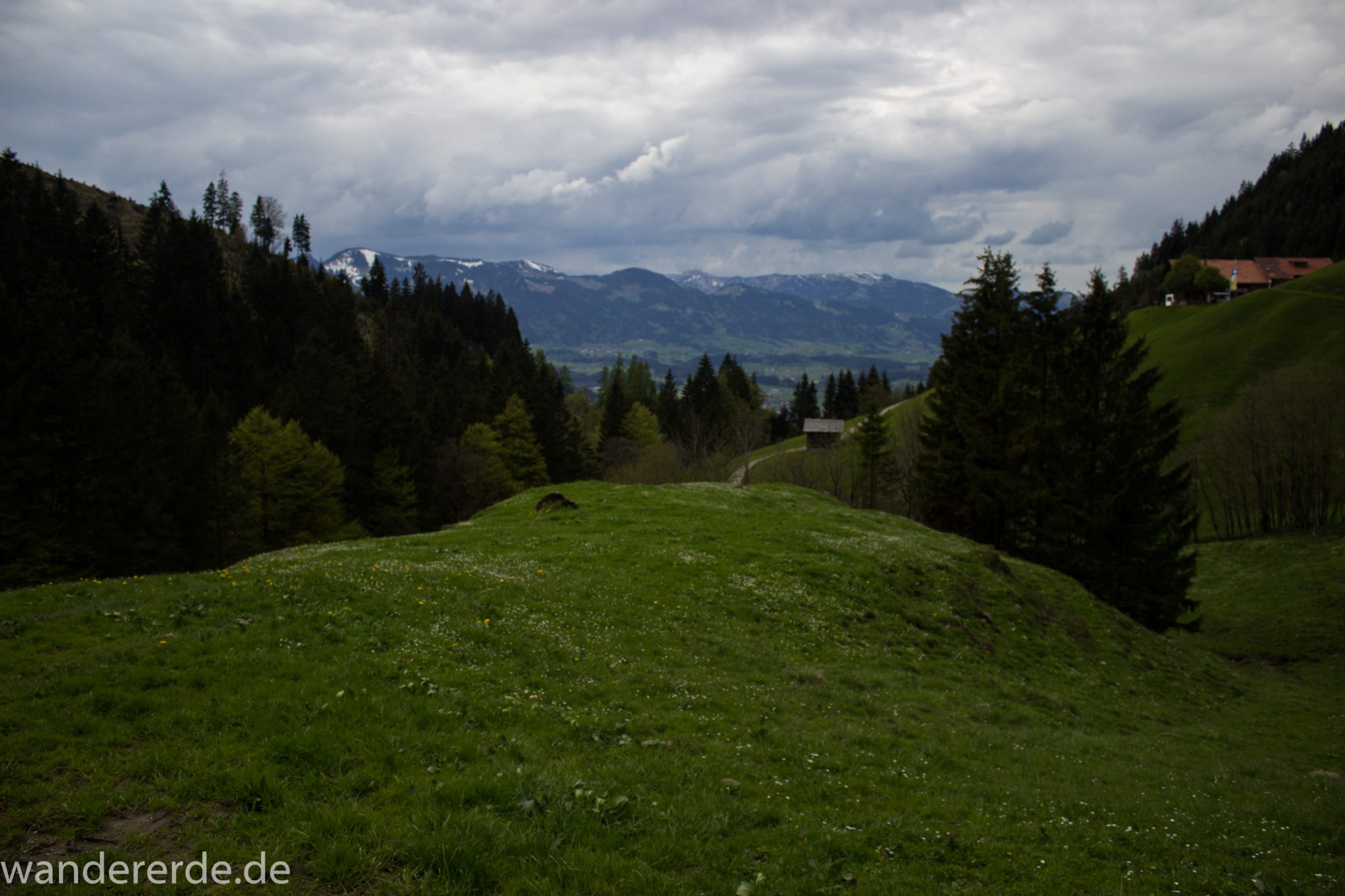 Wanderung Unterer Gaisalpsee, Wanderweg von Oberstdorf im Allgäu, Frühling im Allgäu, umgeben von schönem dichtem Mischwald und saftig grüne Wiesen, Blick auf Berge im Allgäu, abwechselungsreicher Wanderweg von Oberstdorf zum Unteren Gaisalpsee