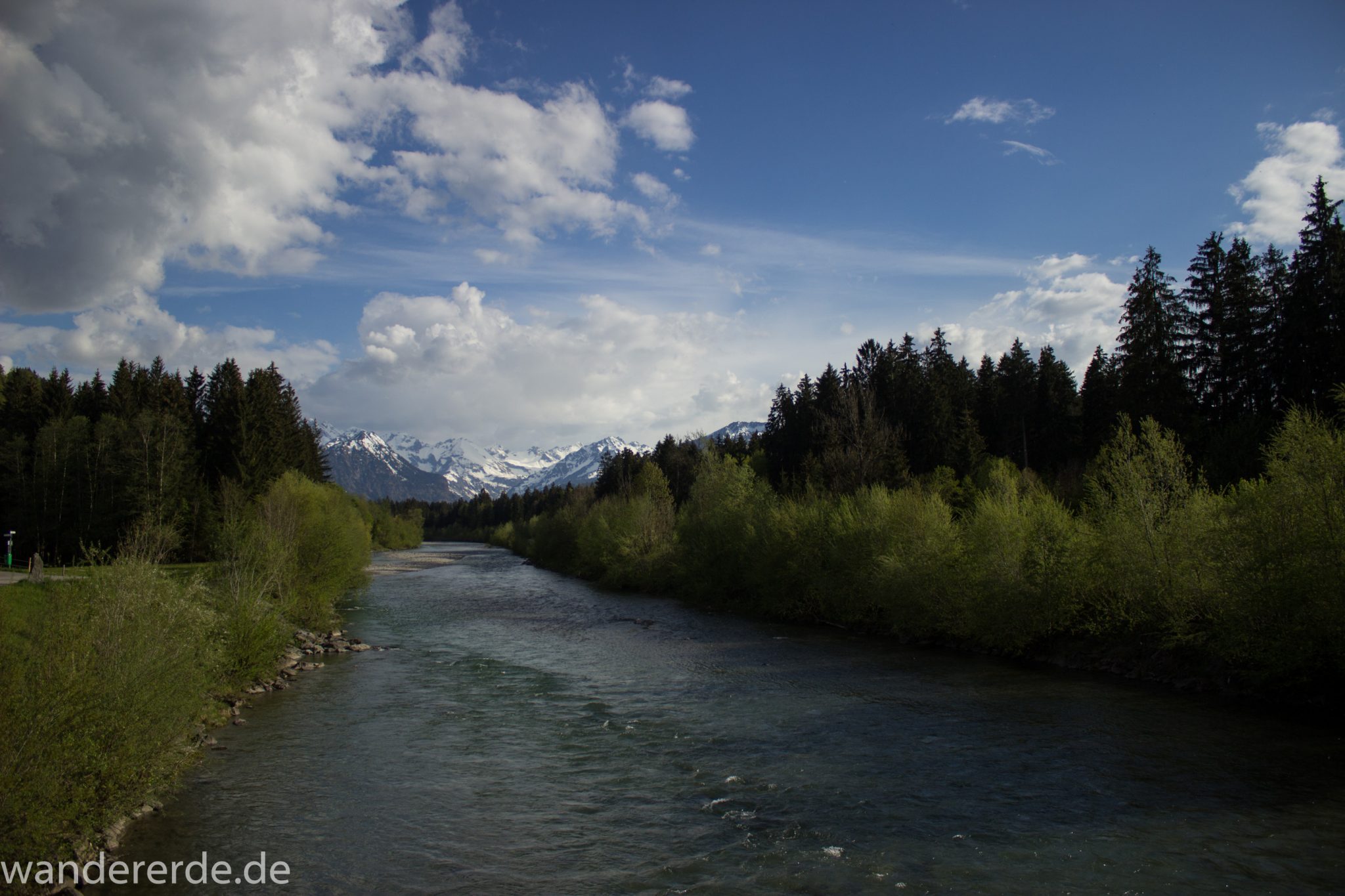 Wanderung Unterer Gaisalpsee, Wanderweg führt entlang am Fluss Iller, Abschnitt von Fischen im Allgäu nach Oberstdorf