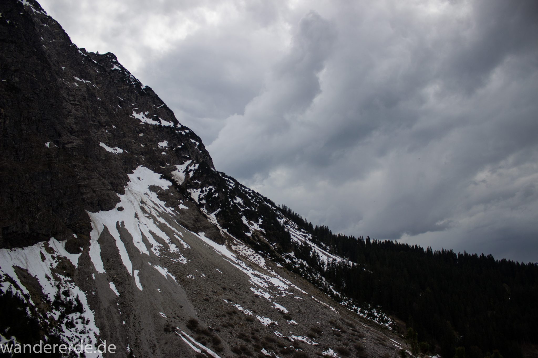 Wanderung Unterer Gaisalpsee, Wanderweg von Oberstdorf im Allgäu, Wanderpfad wird zunehmend schmaler, steil und felsig, weniger Bäume, Allgäuer Berge mit Schnee bedeckt, raue lebensfeindliche Umgebung, und doch wunderschöne Wanderregion Allgäu